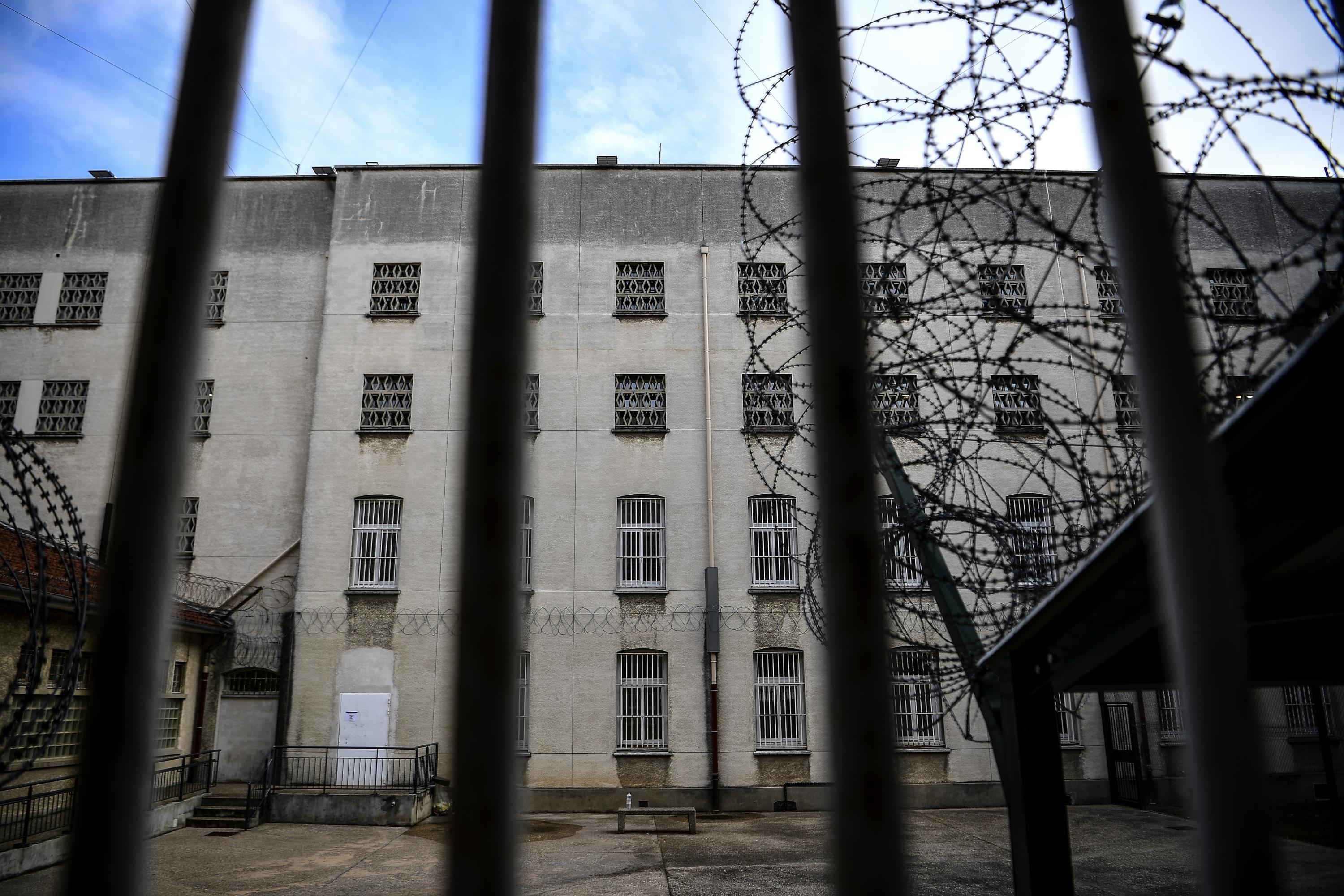 Chateauroux Un Detenu Agresse Trois Surveillants De Prison