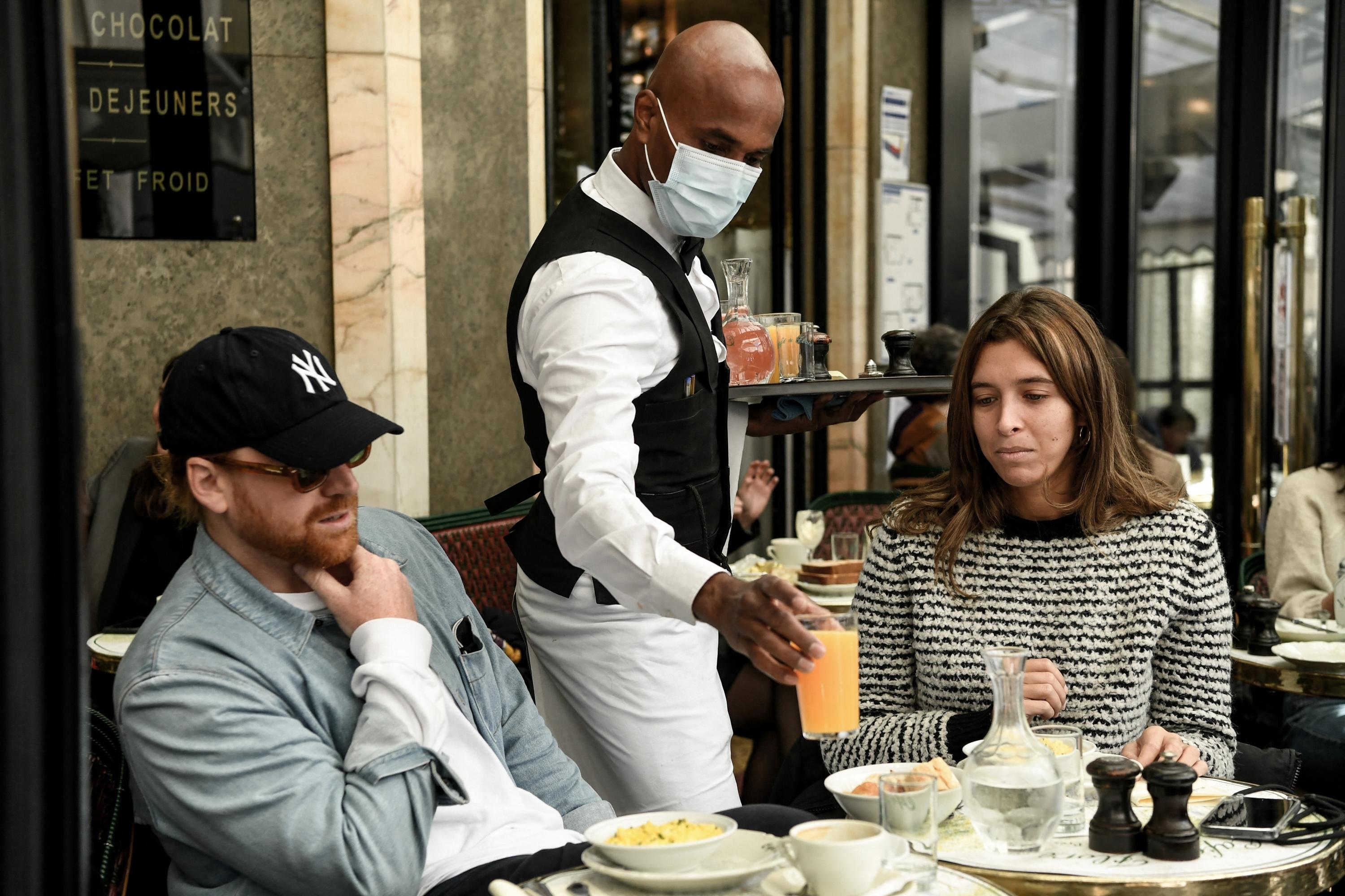 Les Serveurs Doivent Ils Etre Vaccine Vaccination des salariés de la restauration : «On y est allé en équipe tous  ensemble juste à côté »