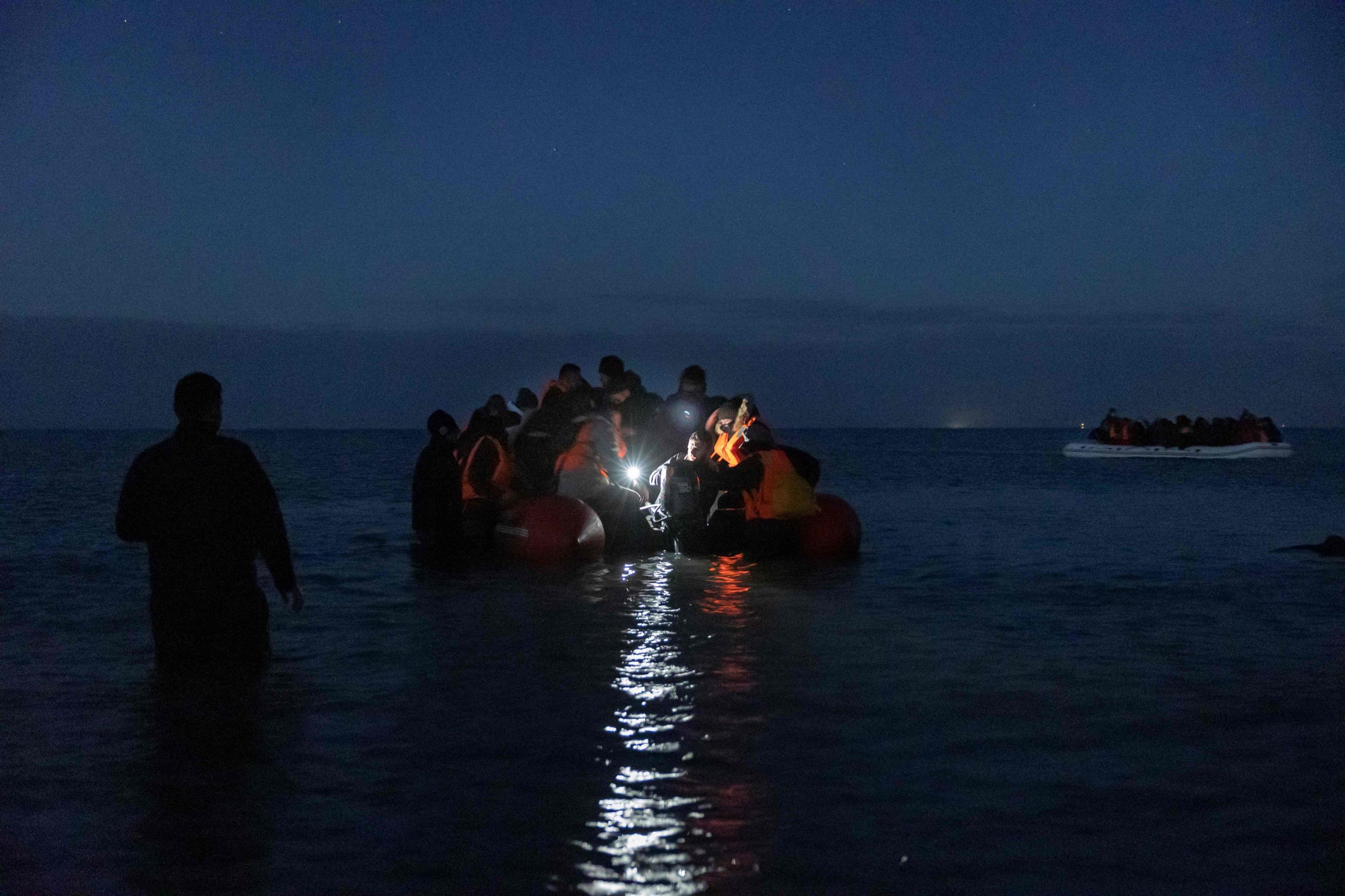 plus de 850 migrants ont traverse la manche mercredi un record