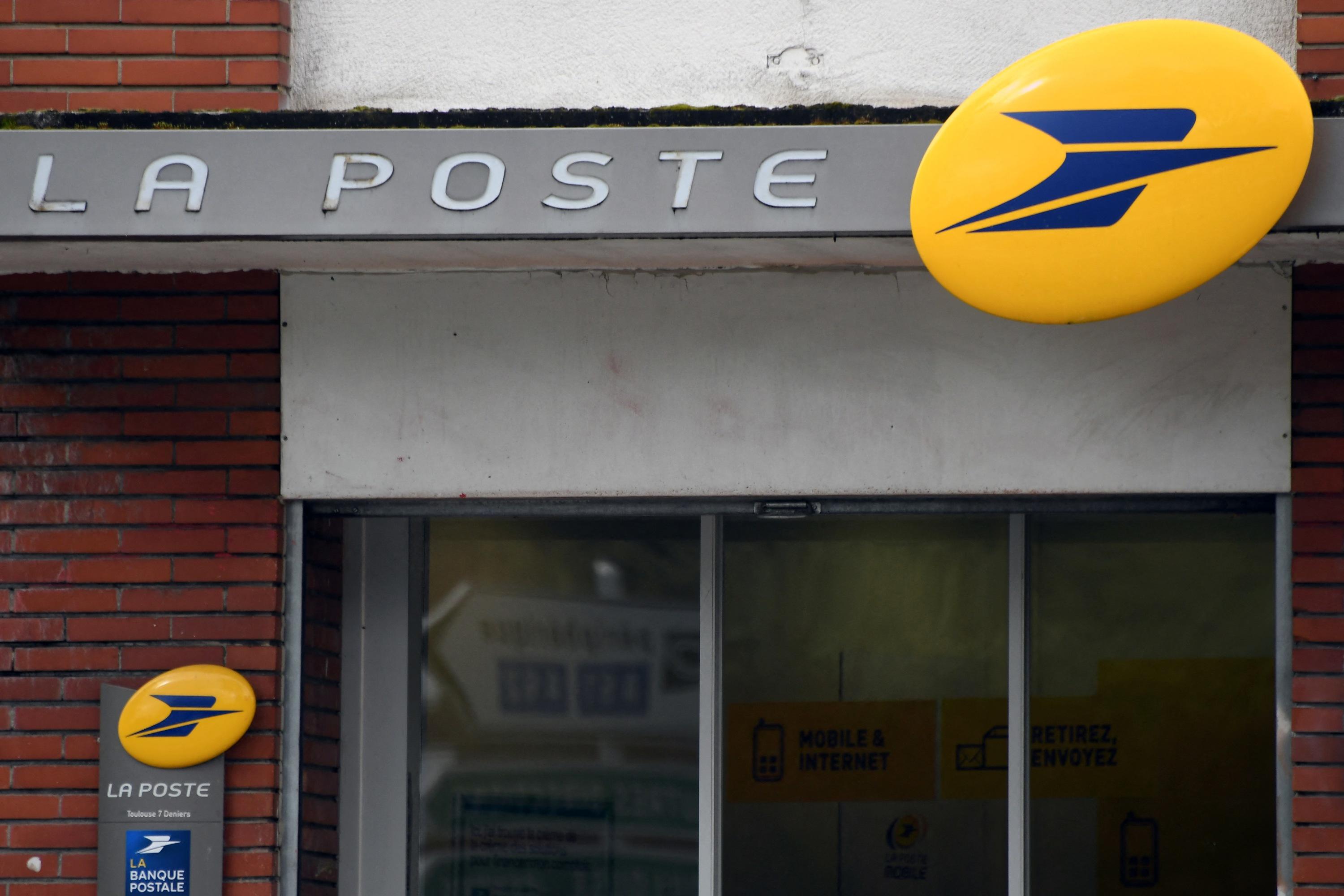 Essonne La Justice Ordonne L Evacuation Des Grevistes Sans Papiers D Une Filiale De La Poste