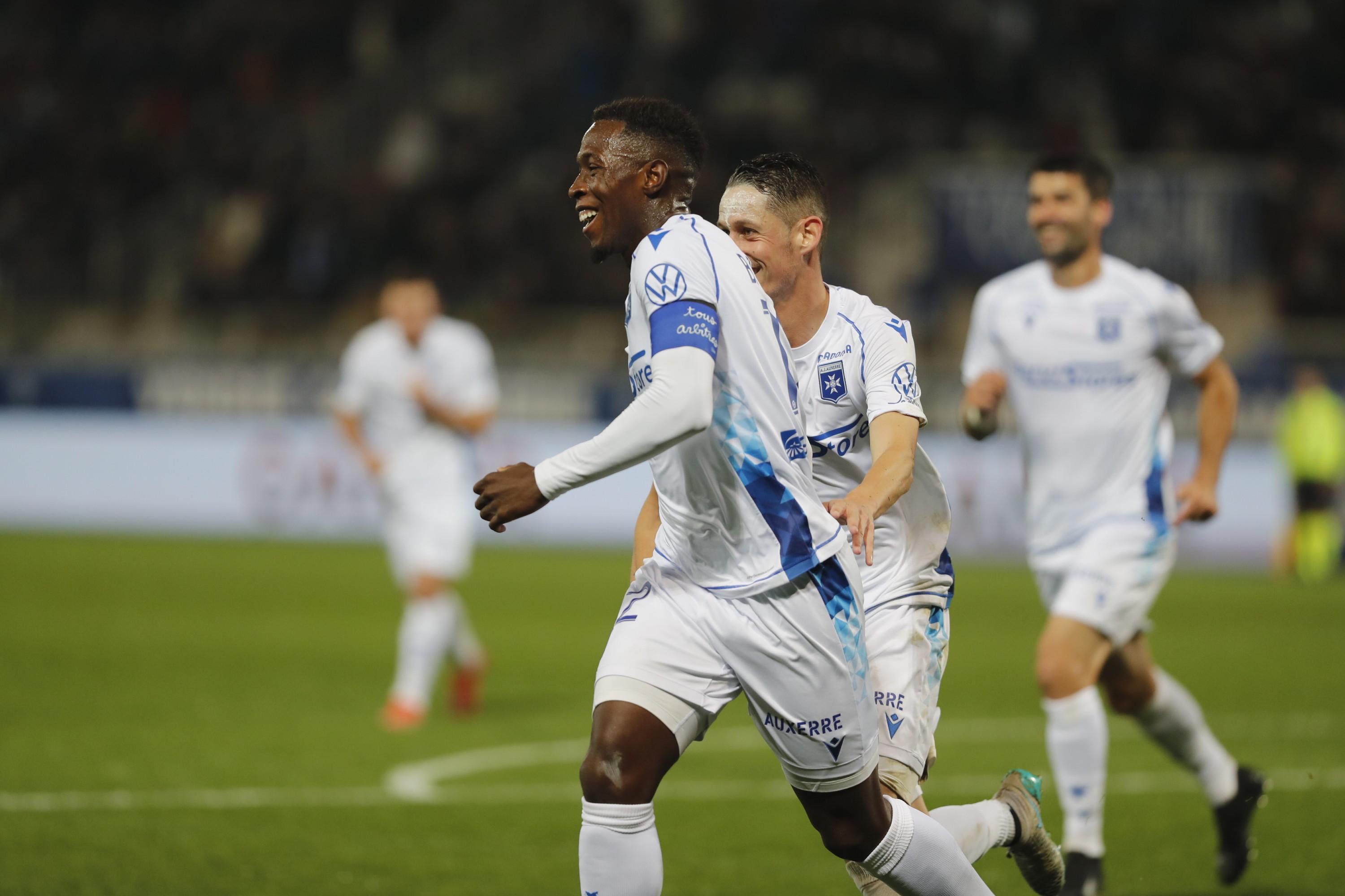Ligue 2: Auxerre-Paris FC et Pau-Nîmes reportés en raison du coronavirus