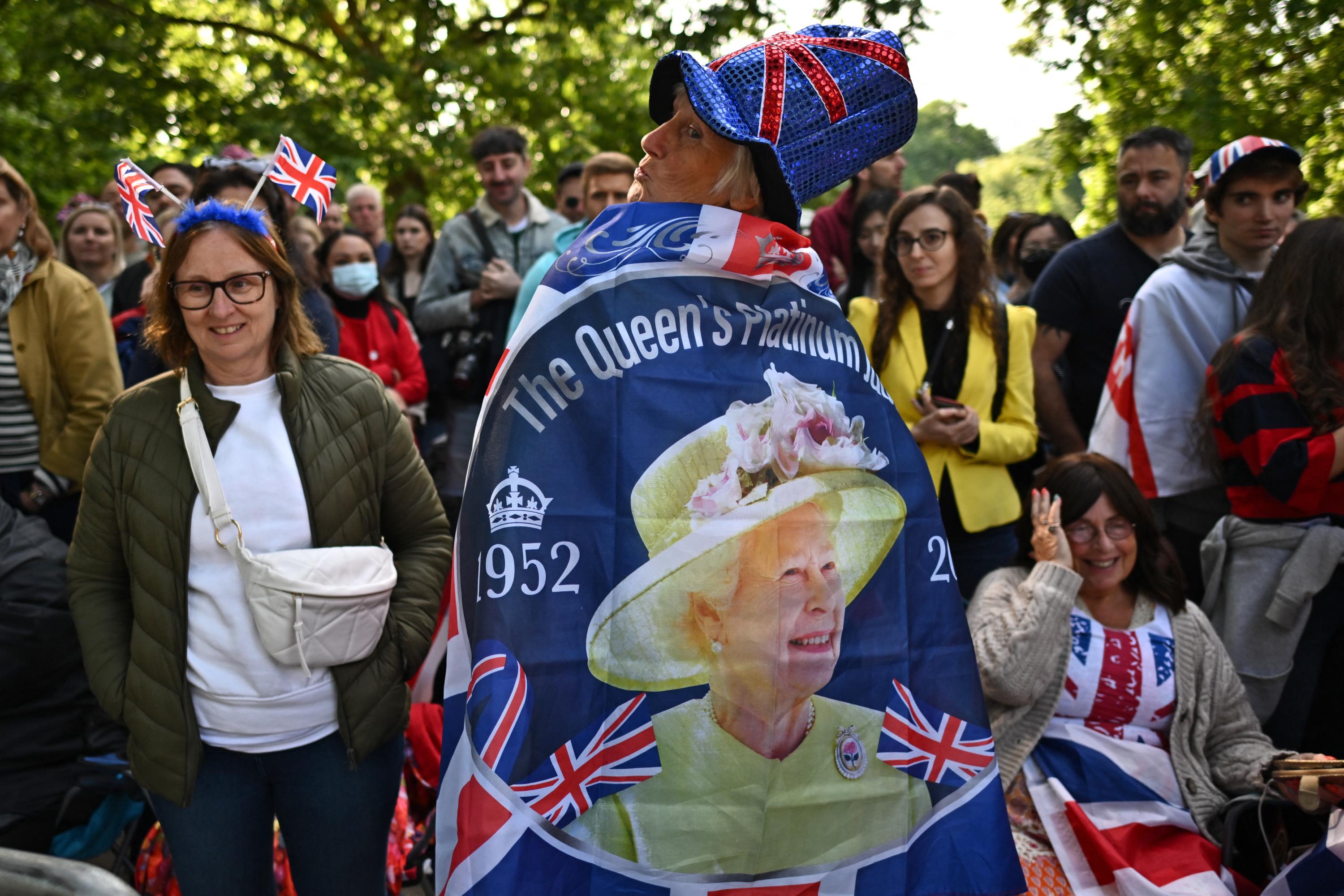 Drapeaux, fiers supporters et parade militaire : en images, toute une nation rend hommage à sa souveraine, Elizabeth II