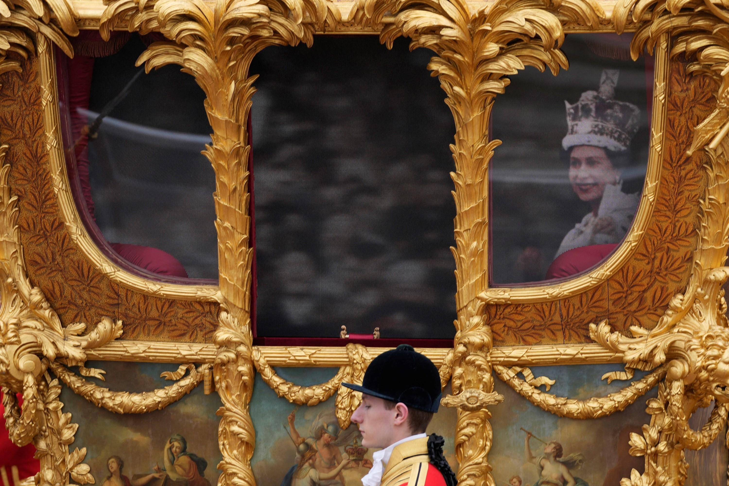 Pour le dernier jour de son jubilé, Elizabeth II apparaît à bord de son carrosse... âgée de 27 ans