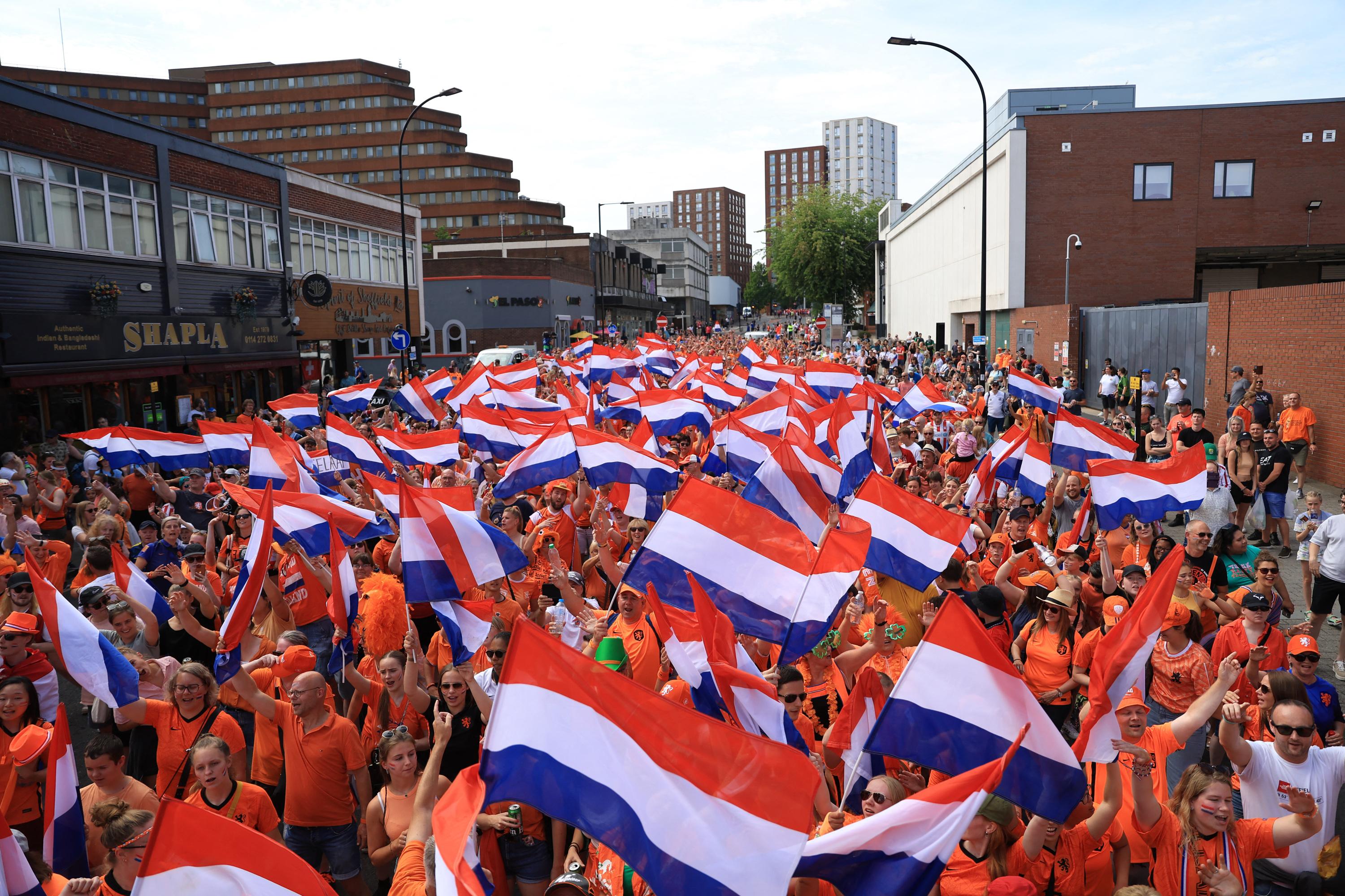 Euro féminin : entre Oranje et Bleues, le match inégal des tribunes