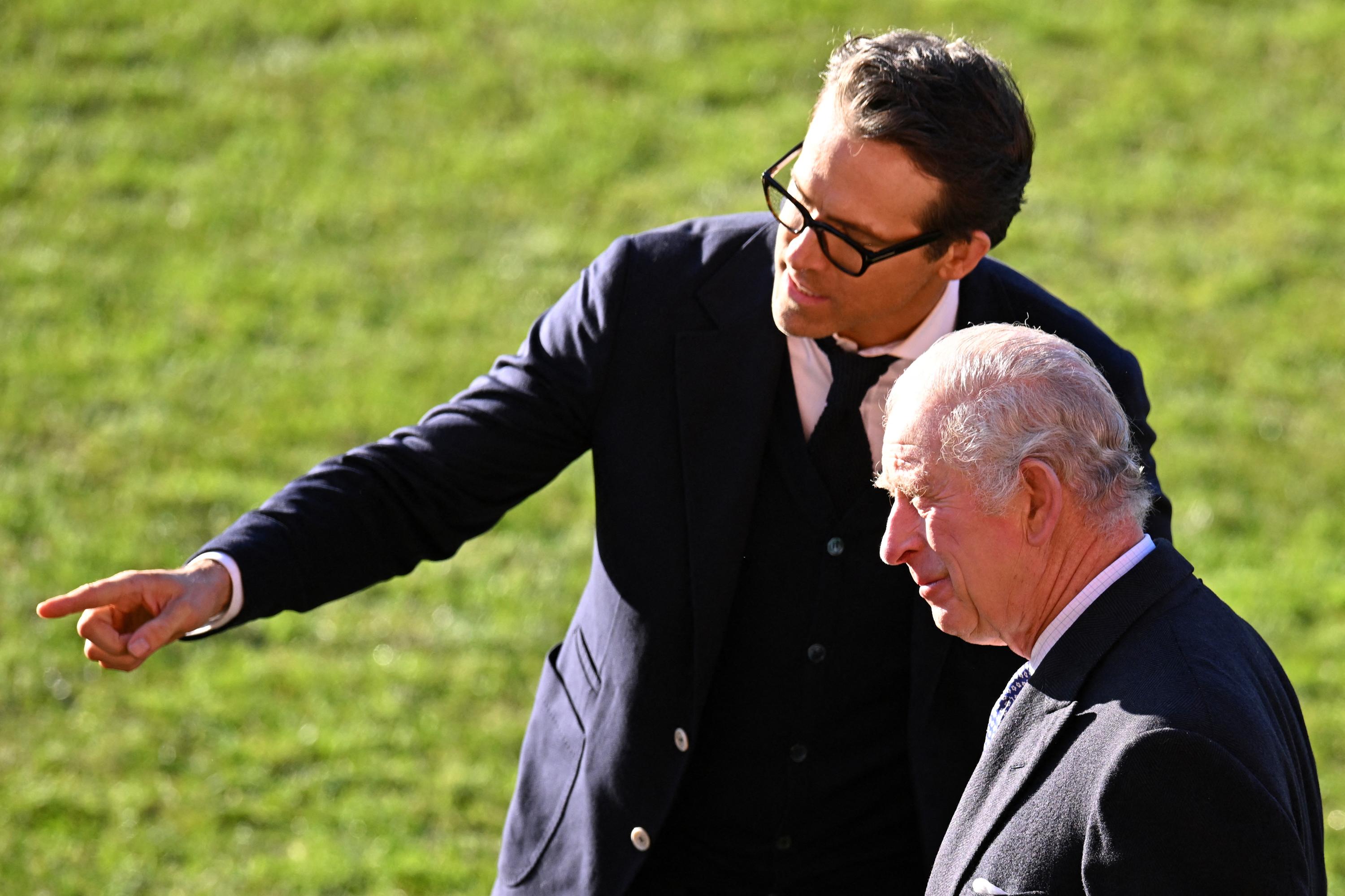 Pendant ce temps, Ryan Reynolds et le roi Charles III discutent football dans un club du Pays de Galles