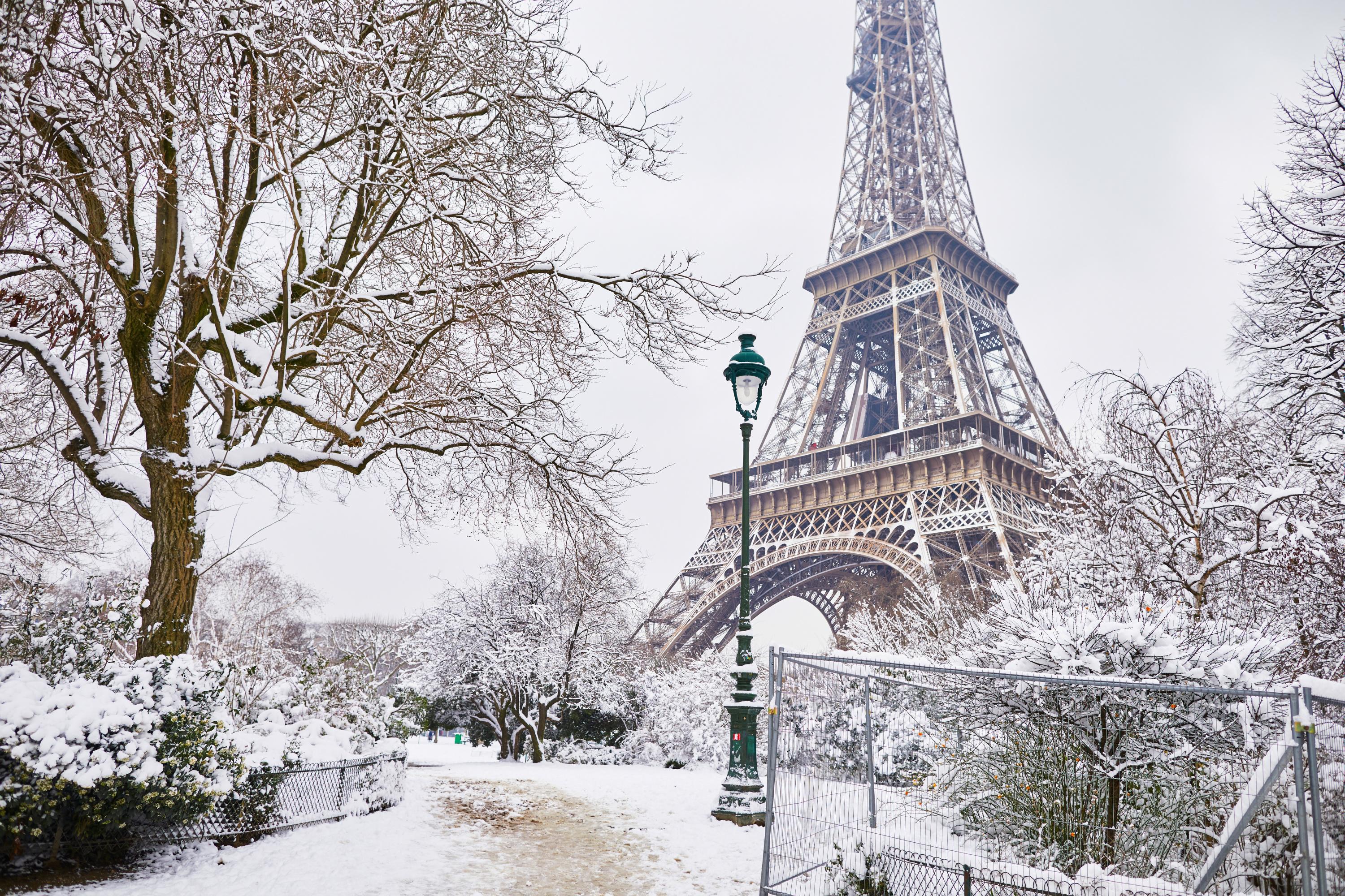 La tour Eiffel a revêtu son manteau blanc.