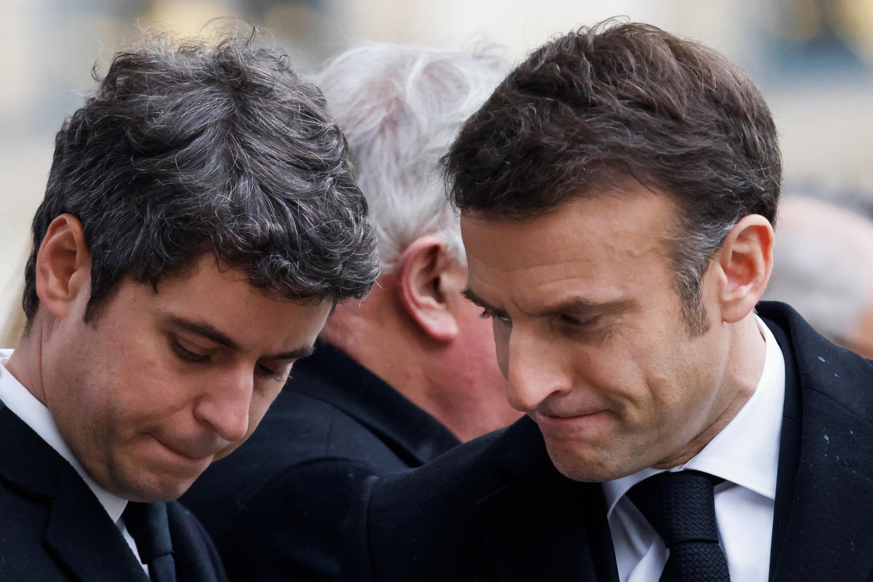 La popularité d’Attal et de Macron en baisse, d’après des enquêtes