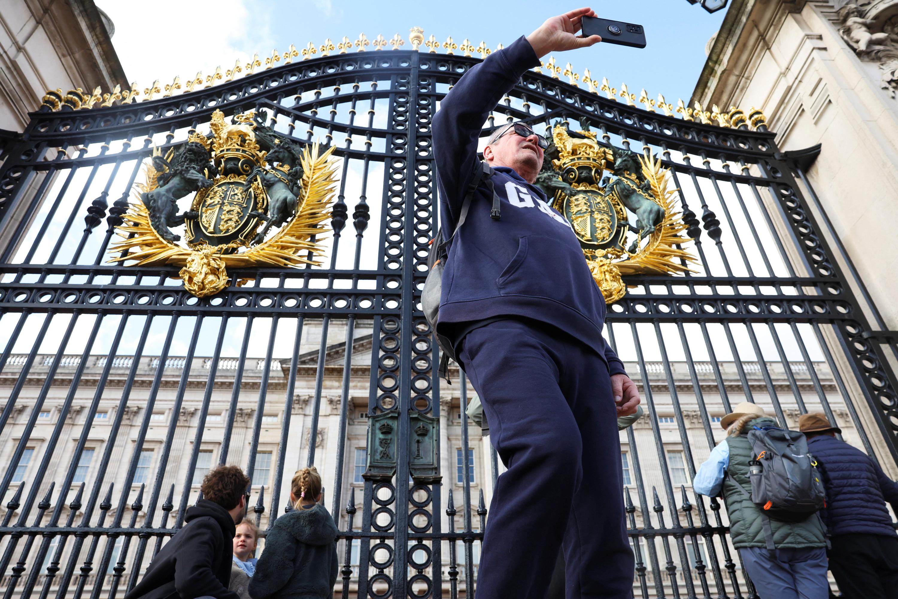 Depuis l’annonce du cancer de la princesse de Galles, les visiteurs se pressent devant Buckingham Palace.