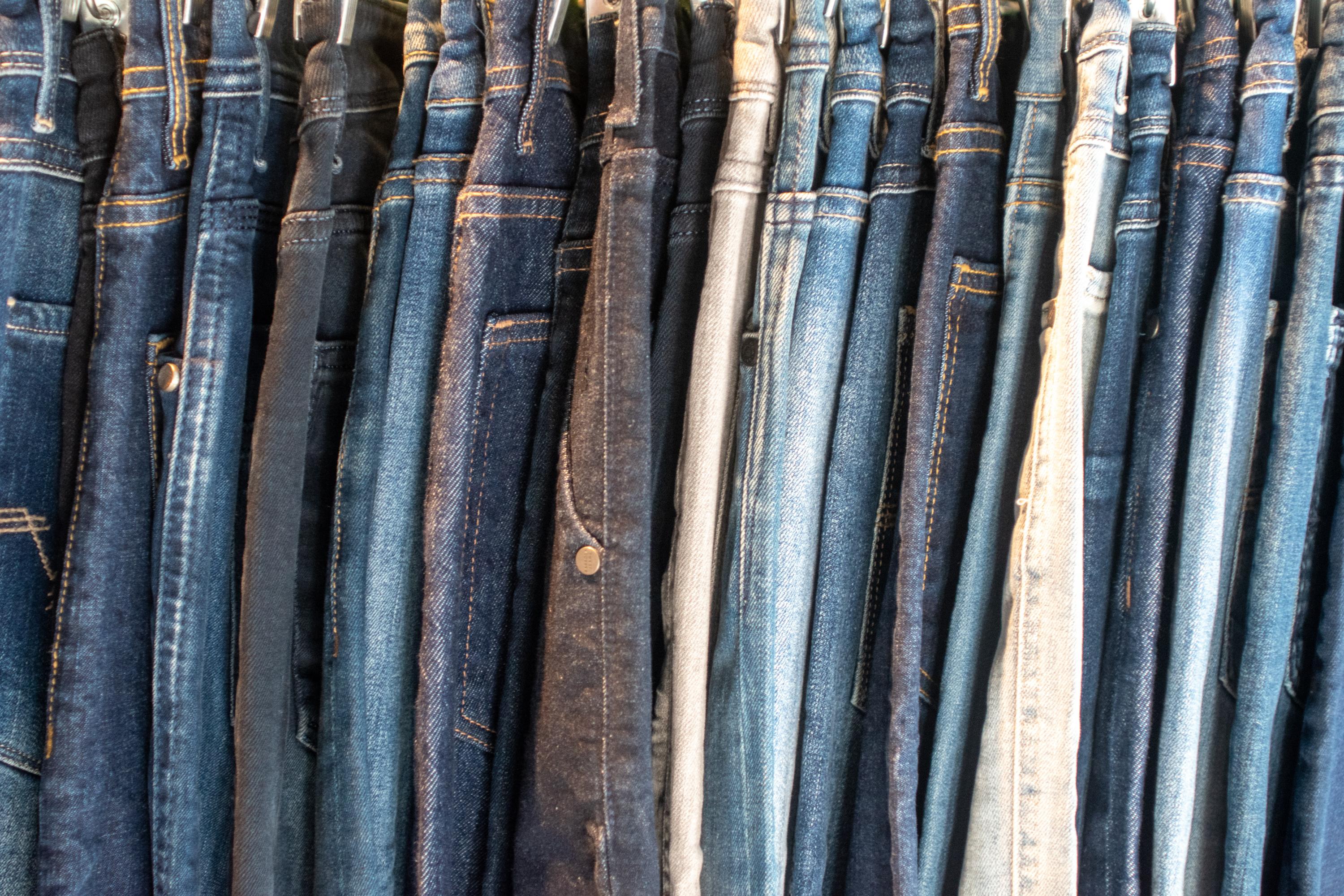 Un rayon de jeans, dans un magasin.
