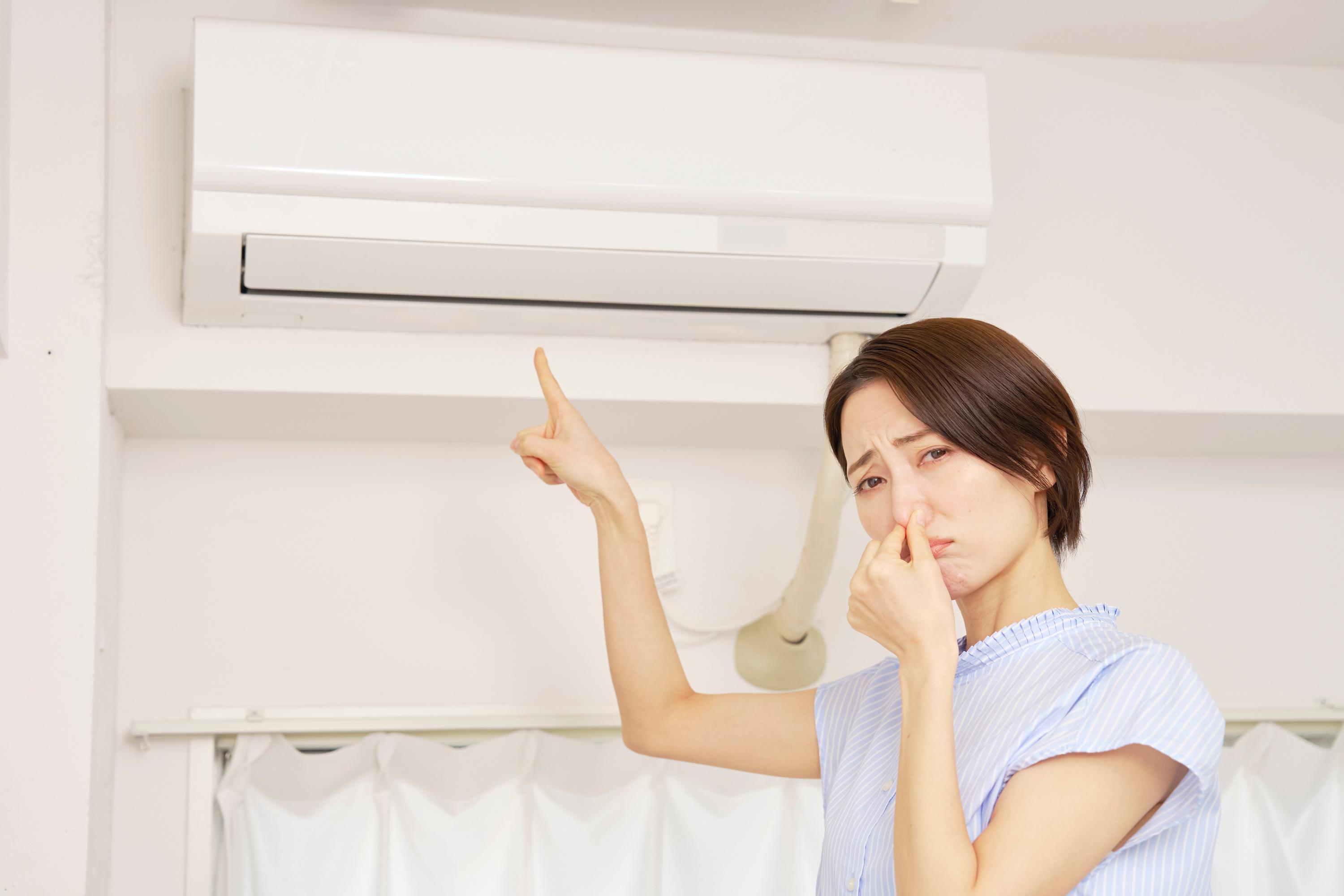 En raison des filtres ou à cause d’une humidité trop forte, la climatisation peut dégager une mauvaise odeur.