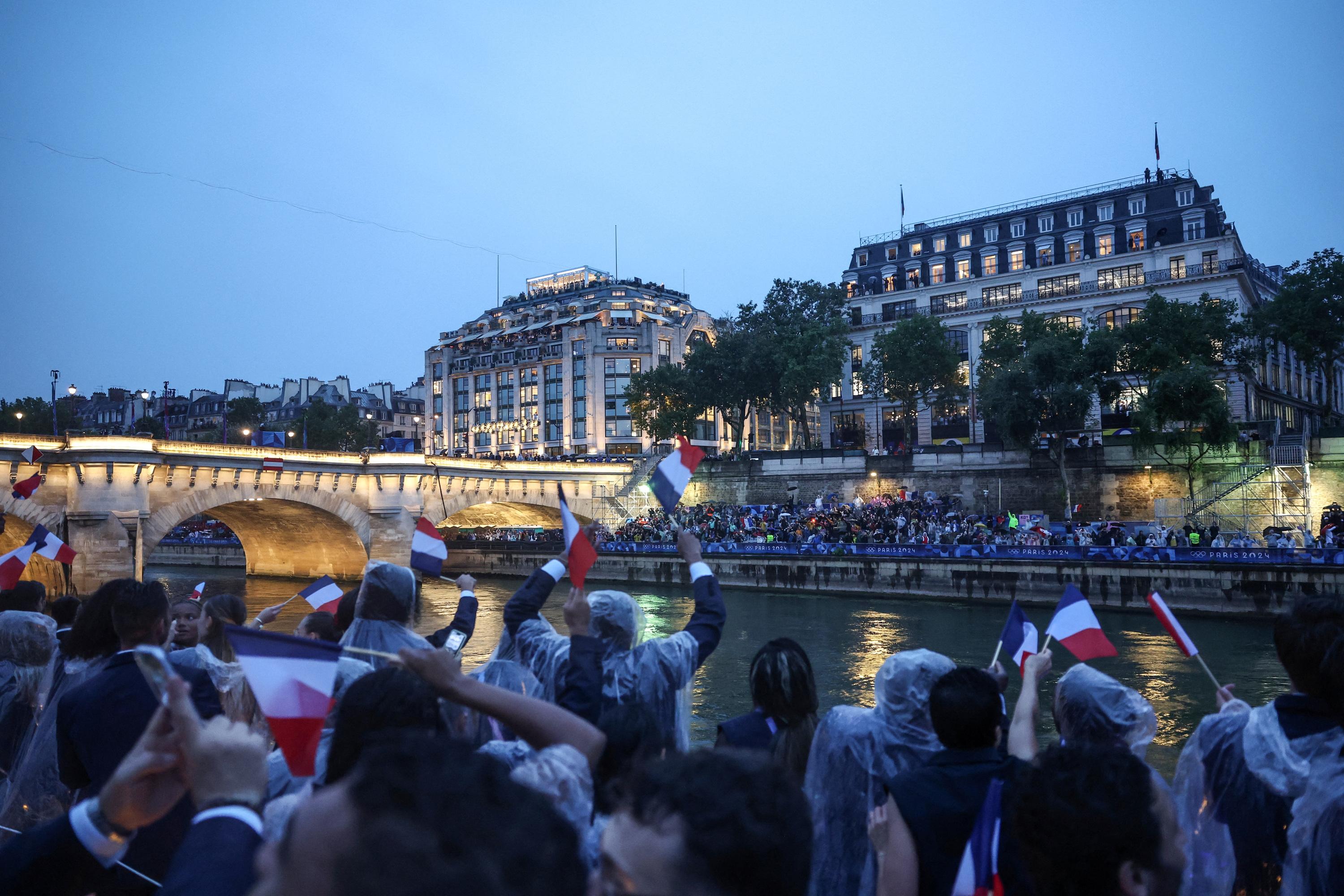 Sur les quais de Seine, la délégation française a été chaleureusement saluée.