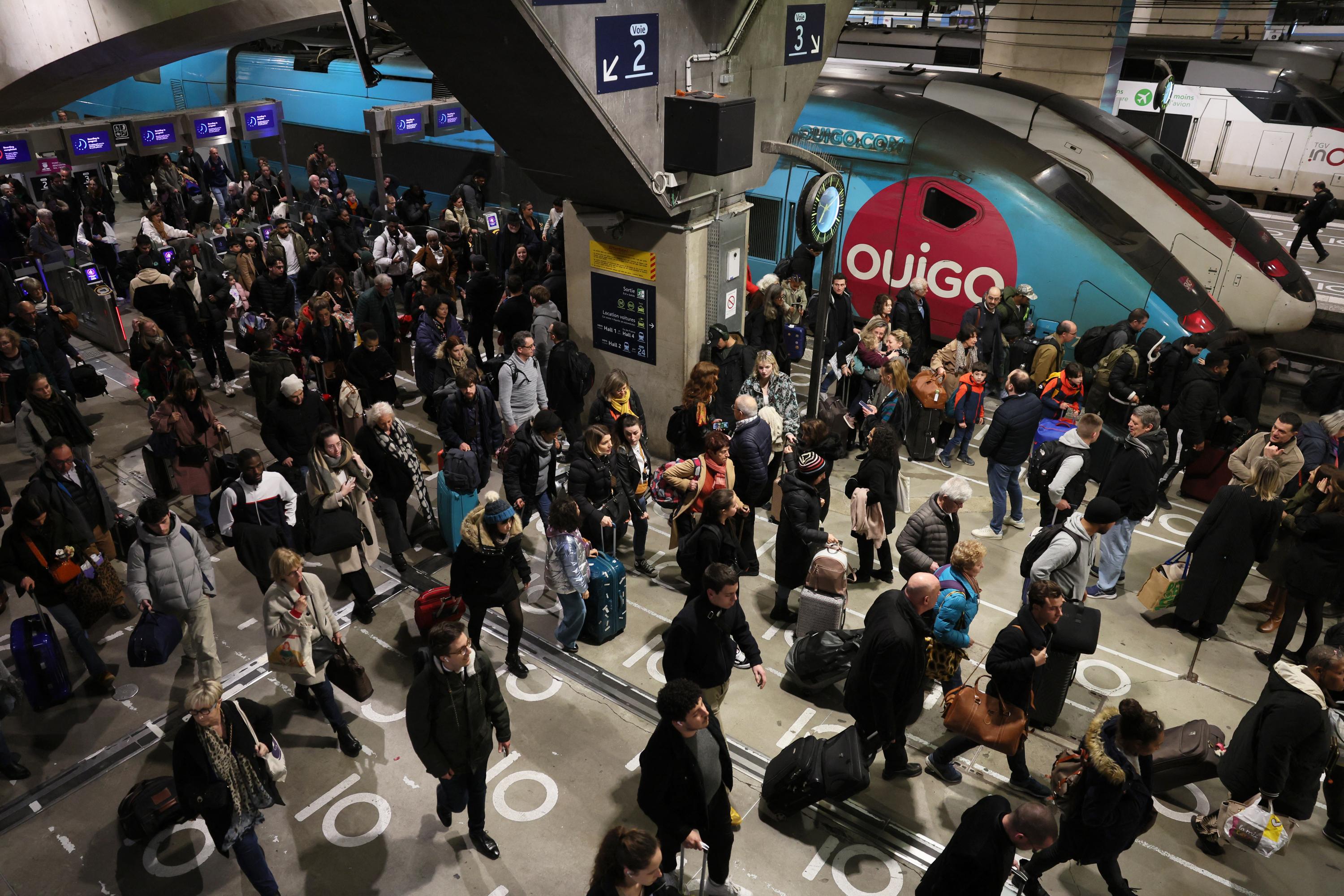 La SNCF se dit victime d'«une attaque massive pour paralyser le réseau» des TGV, fortes perturbations en cours dans toute la France