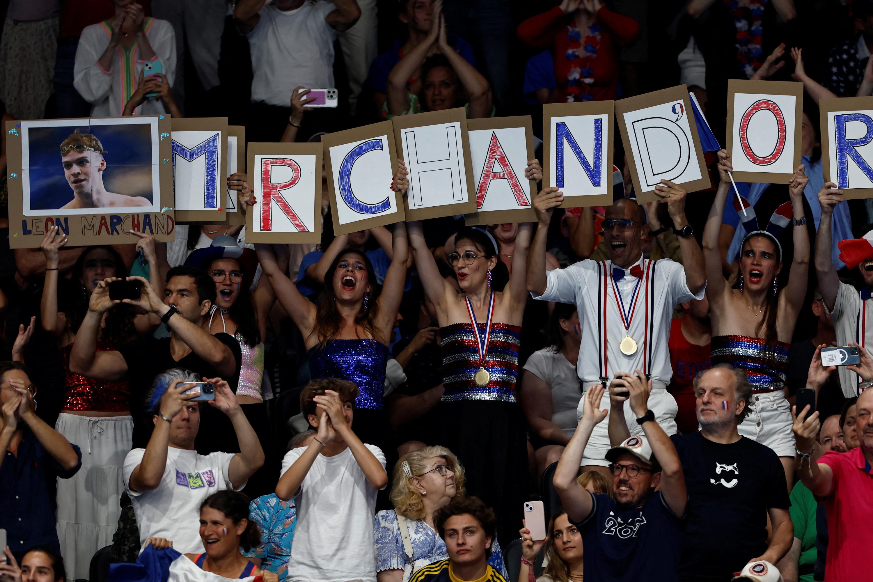 JO - Natation : une ambiance des immenses soirs pour le triomphe de Léon Marchand à Paris La Défense Arena