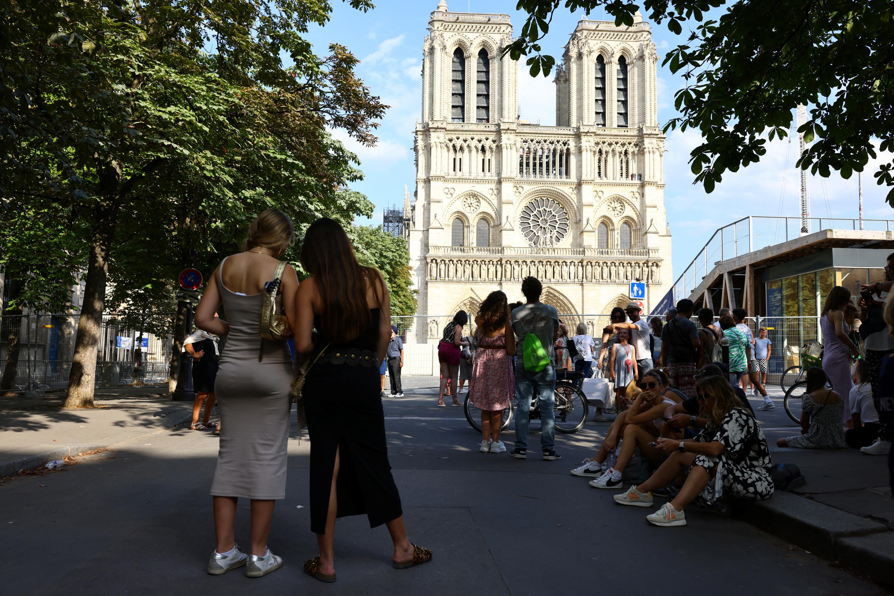 «On voulait profiter des dernières heures des JO» : les Parisiens et les touristes savourent avant la cérémonie de clôture