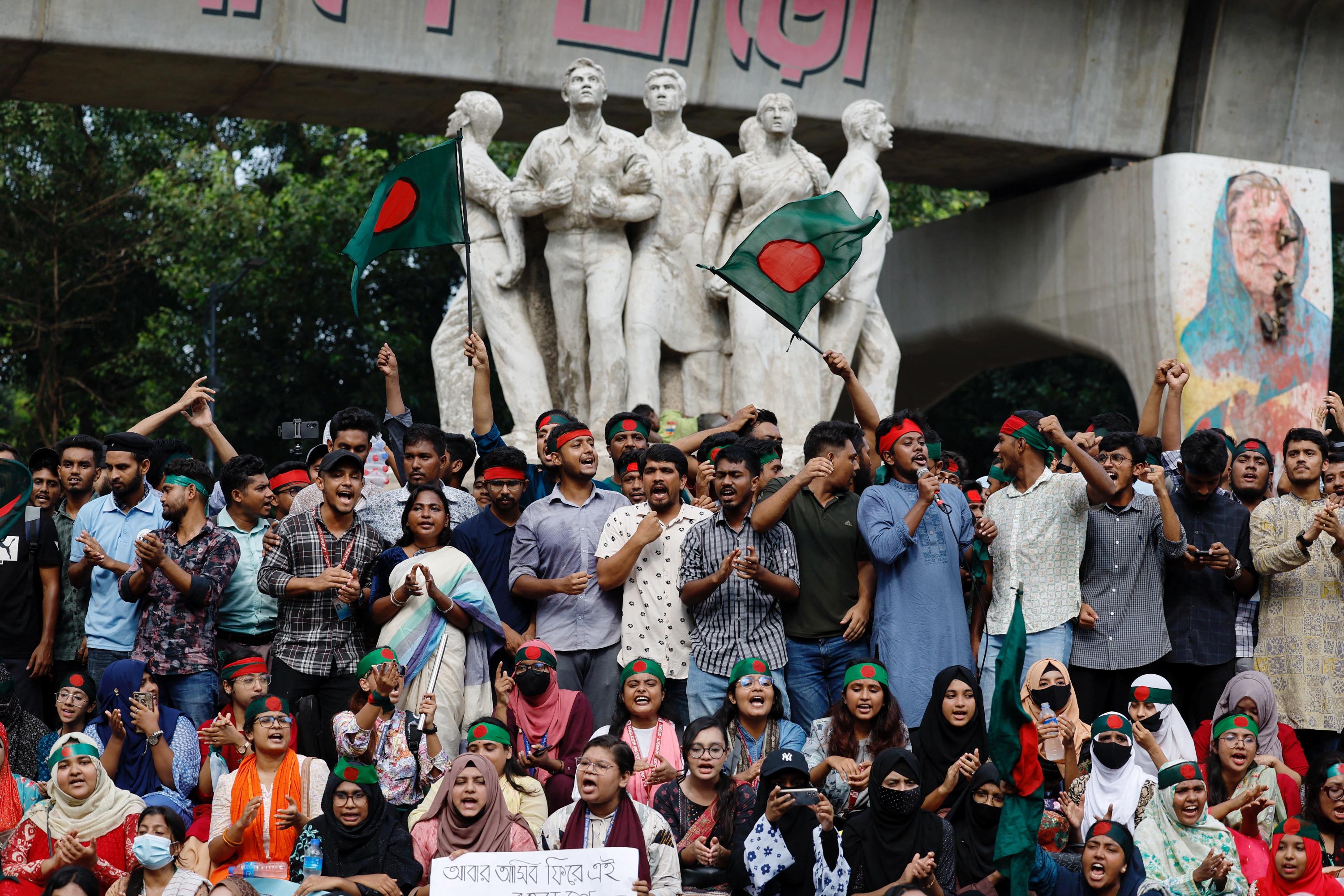 Après les émeutes et la chute du pouvoir au Bangladesh, Dacca est devenue la capitale de la peur