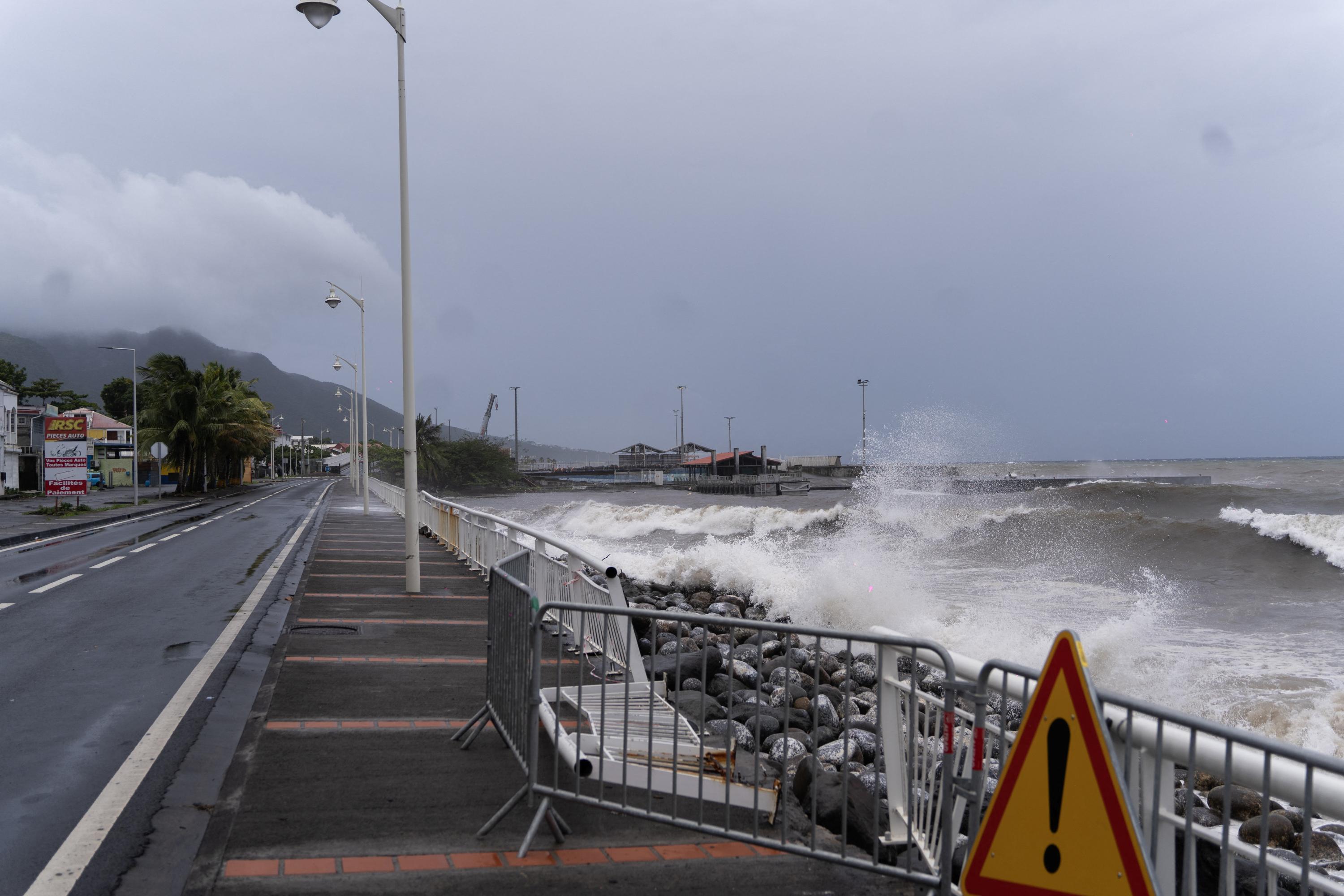 Tempête tropicale Ernesto : la Guadeloupe repasse en vigilance jaune