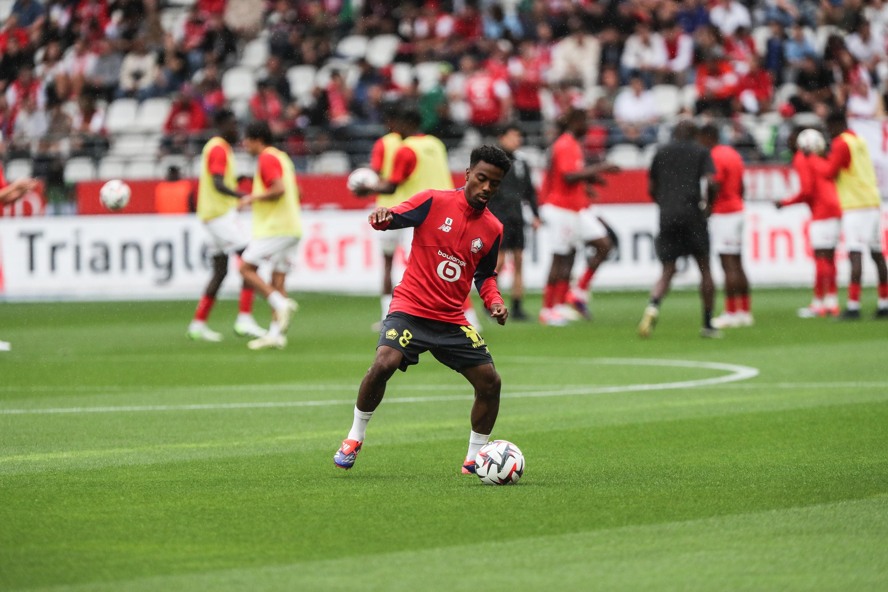 Ligue 1 : le Lillois Angel Gomes évacué sur civière après un gros choc à la tête