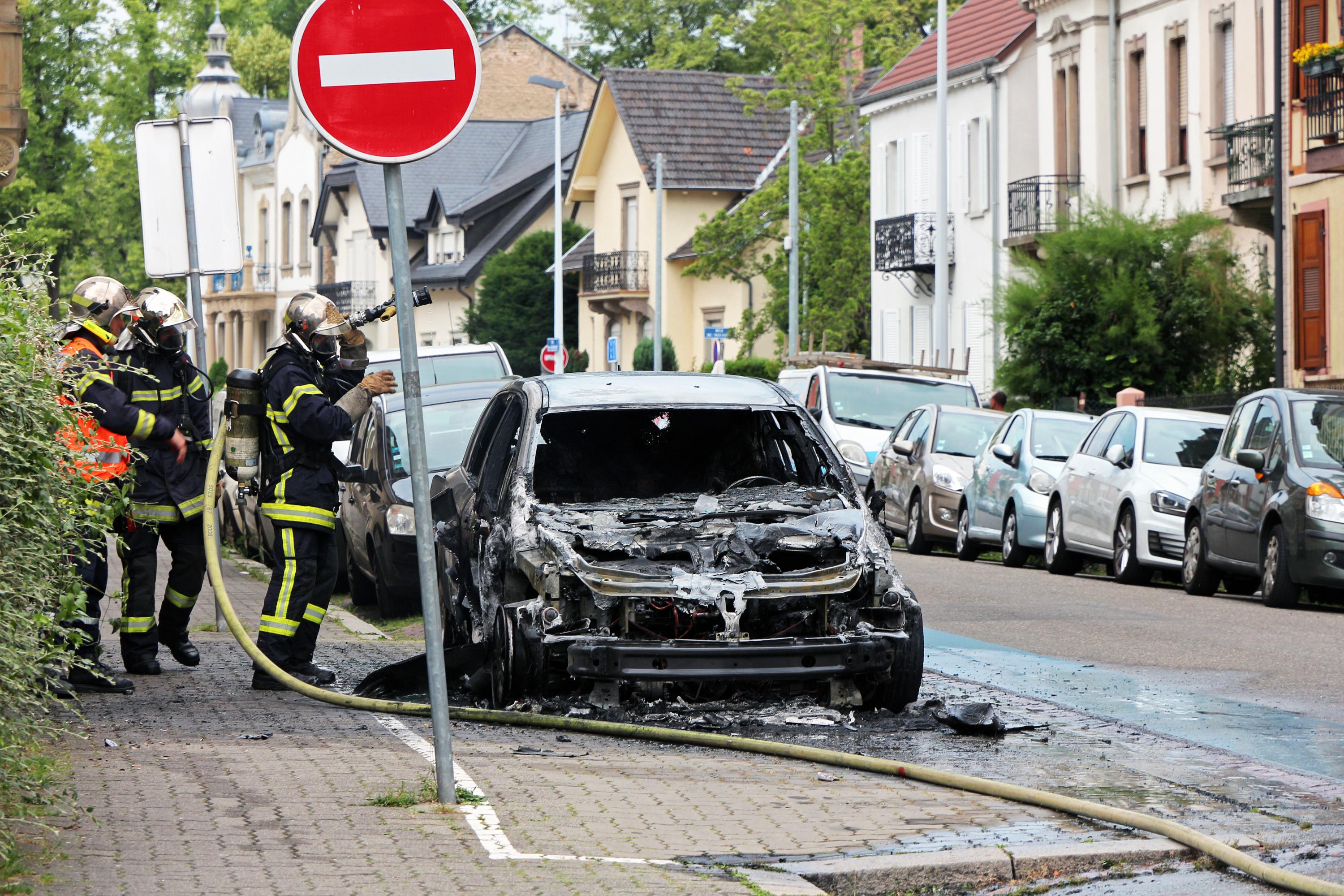 Un corps calciné retrouvé dans un véhicule brûlé dans les Hauts-de-Seine