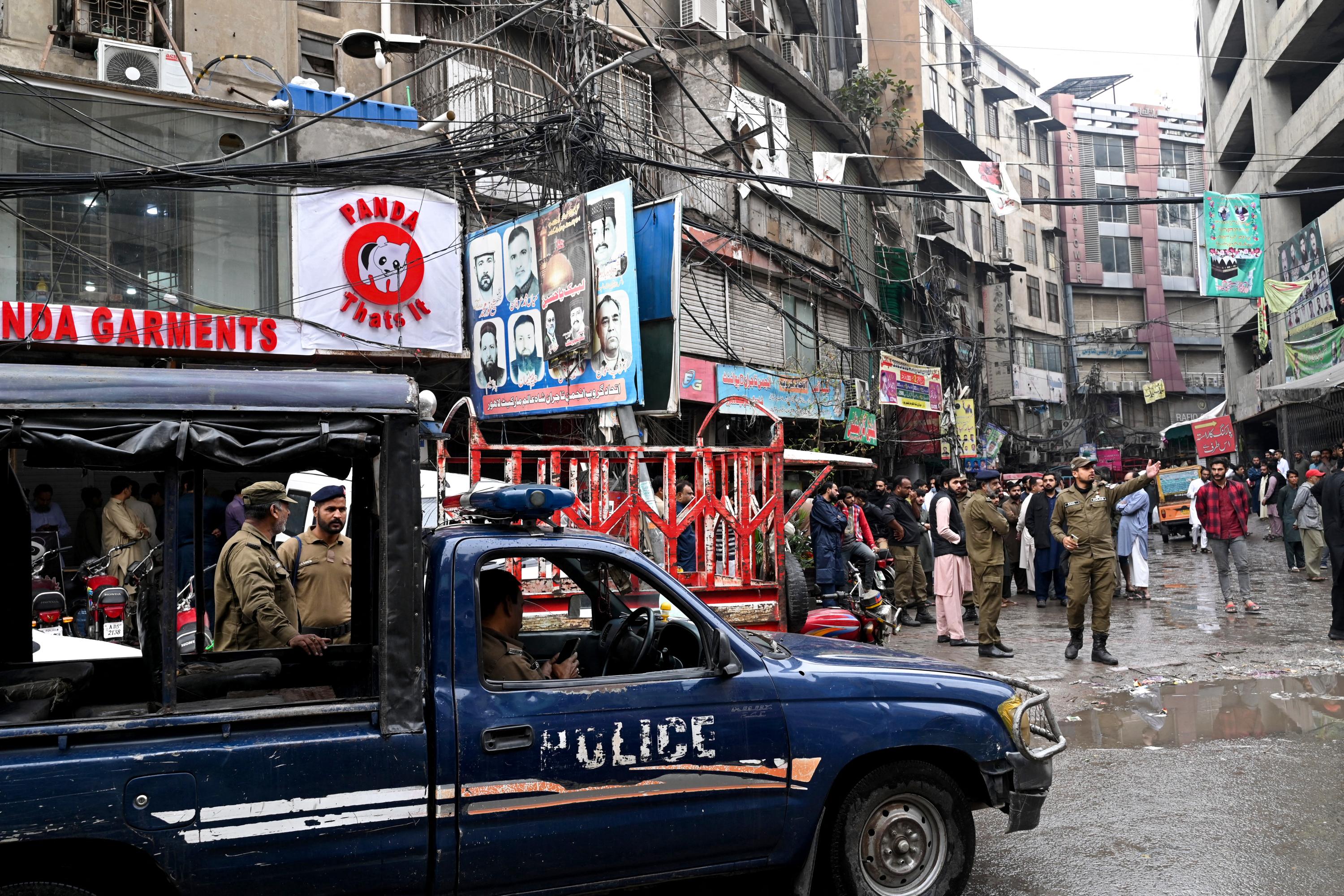 Pakistan : neuf policiers tués dans un attentat aux lance-roquettes