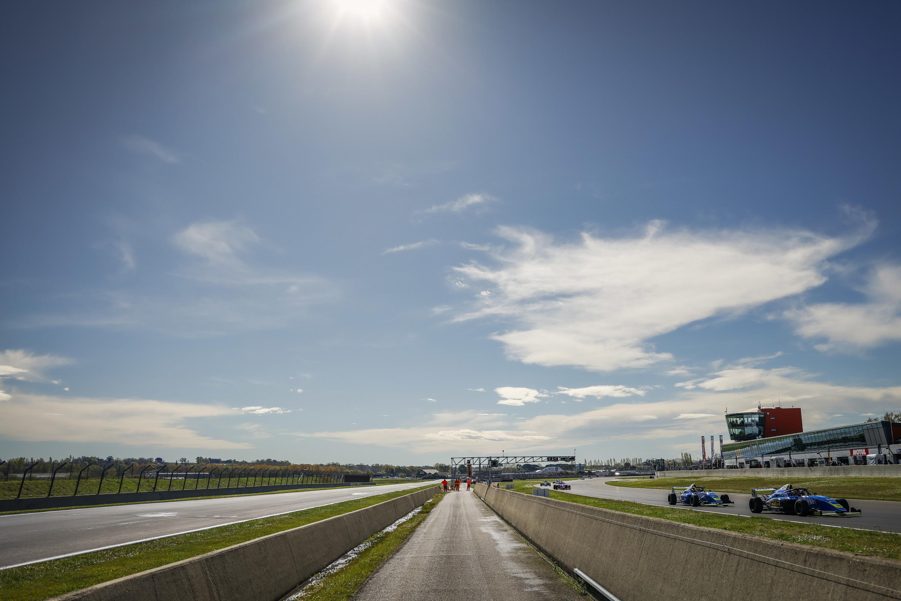 Moto : un motard décède lors d'une course sur le circuit de Nogaro