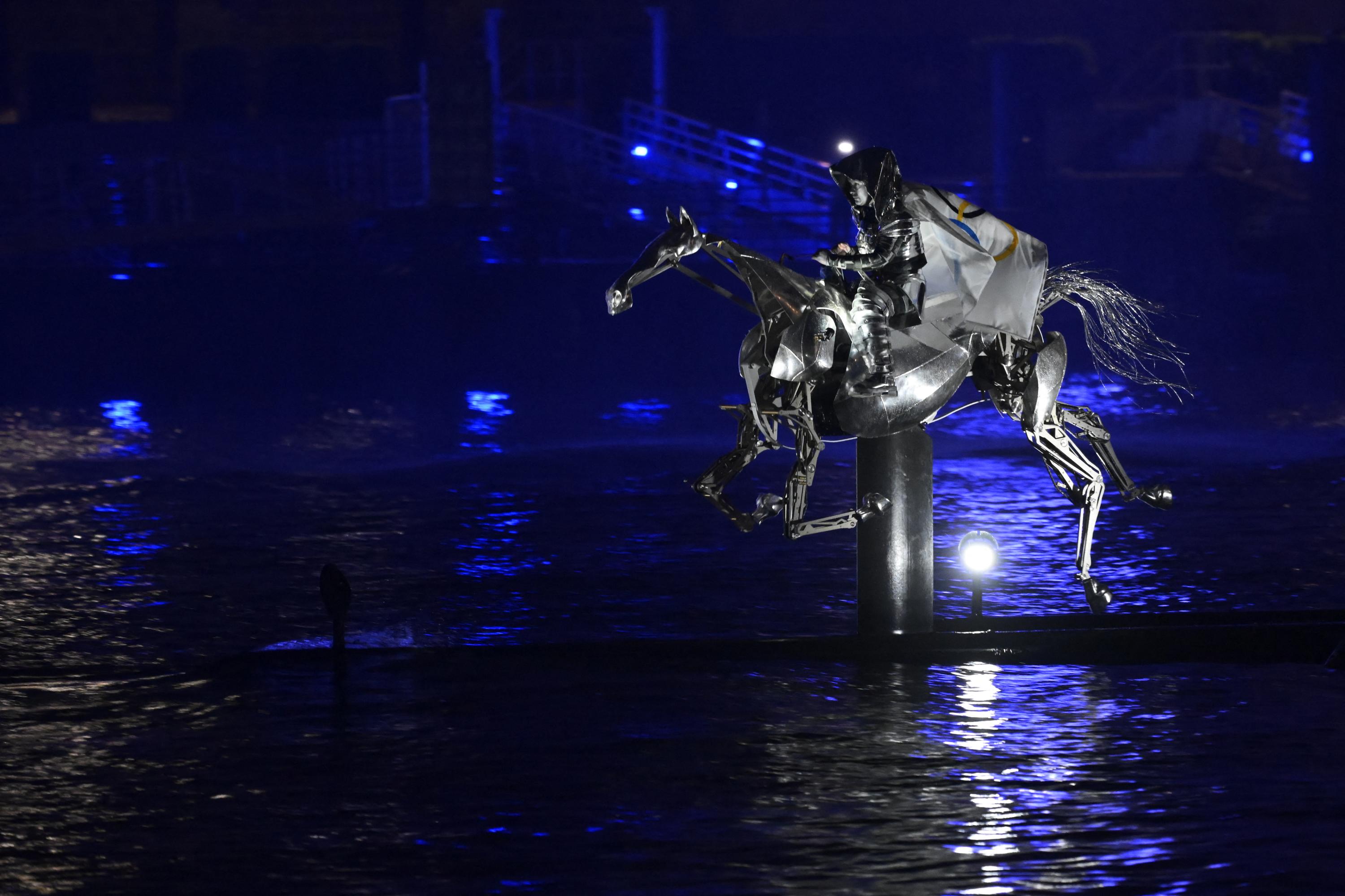 Zeus, le cheval métallique de la cérémonie d'ouverture des JO exposé à la mairie de Paris