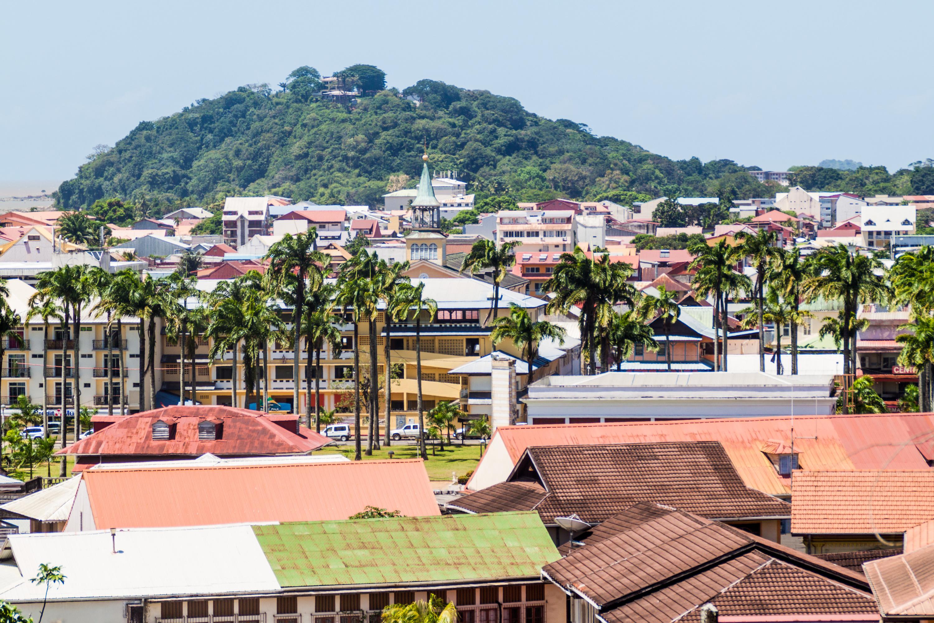 Guyane : un policier hors service meurt d'une balle dans la tête à Cayenne