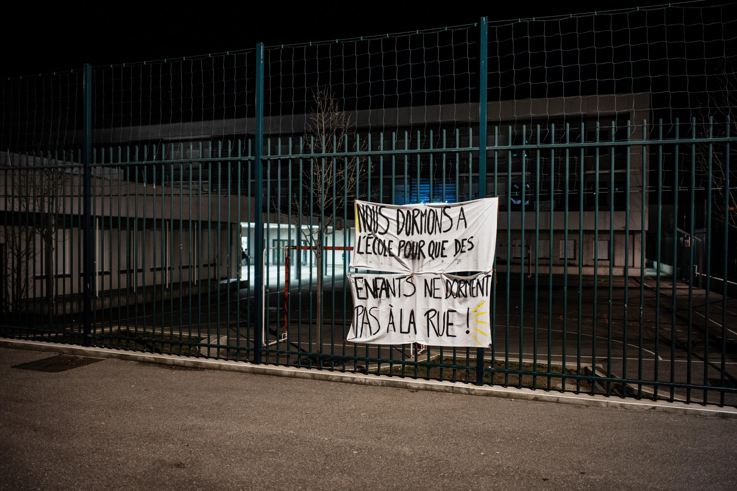 Bébés à la rue à Lyon : critiquée au sein même de sa majorité, la métropole va reprendre l'hébergement d'urgence des mères isolées