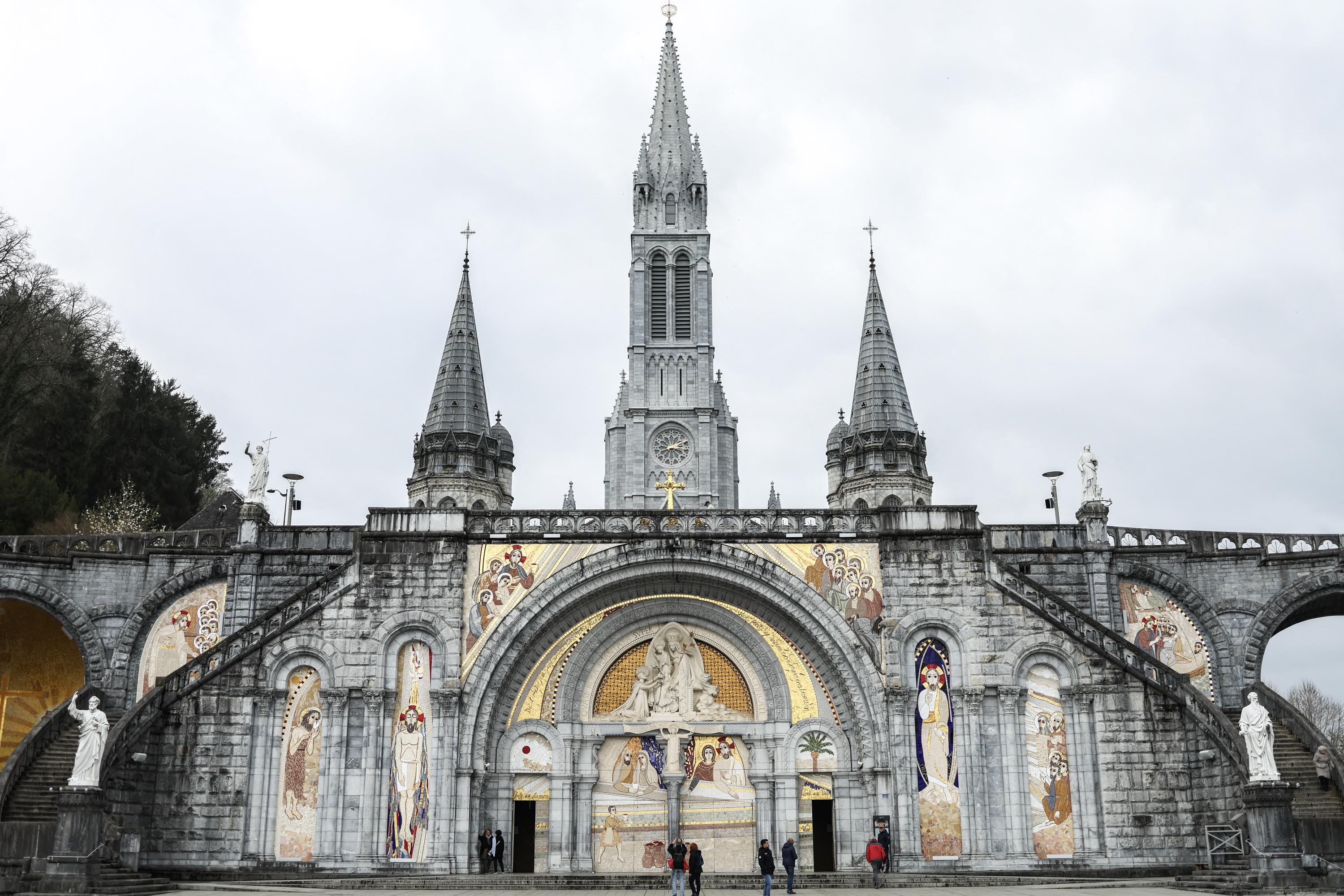 Le sanctuaire de Lourdes partiellement inondé, la grotte fermée