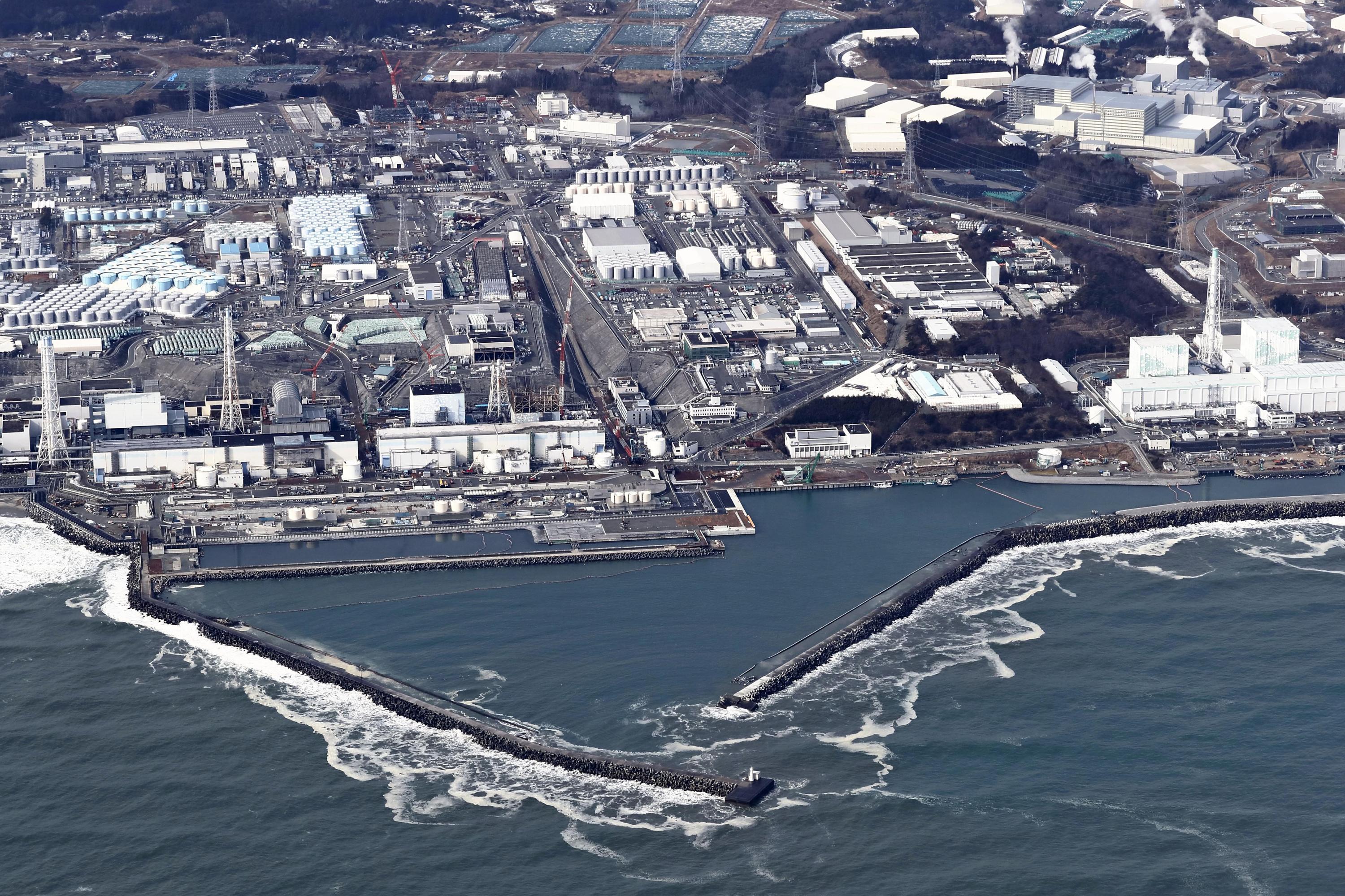 Fukushima: début d'une tentative de retrait de débris radioactifs provenant des réacteurs