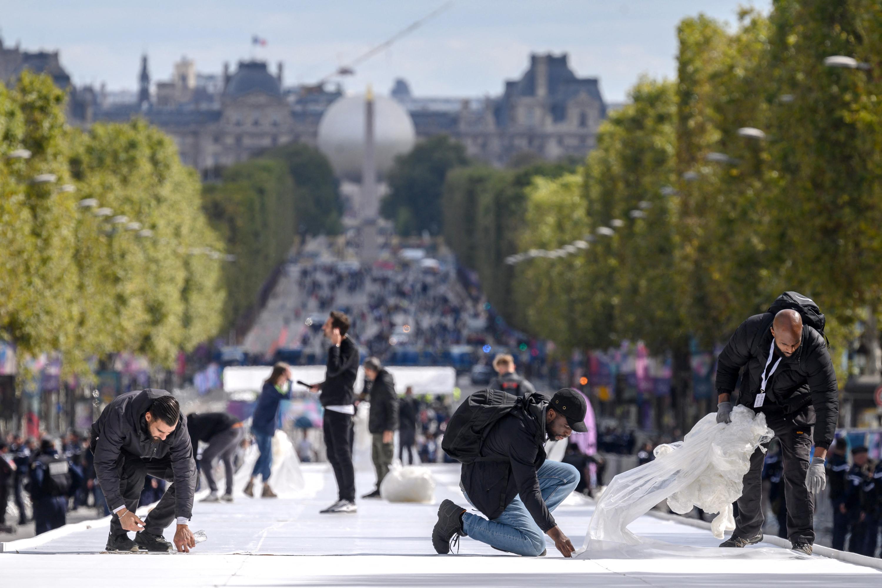 «Toujours pas eu mes billets» : confusion autour des QR Codes pour assister à la parade des athlètes des JO à Paris