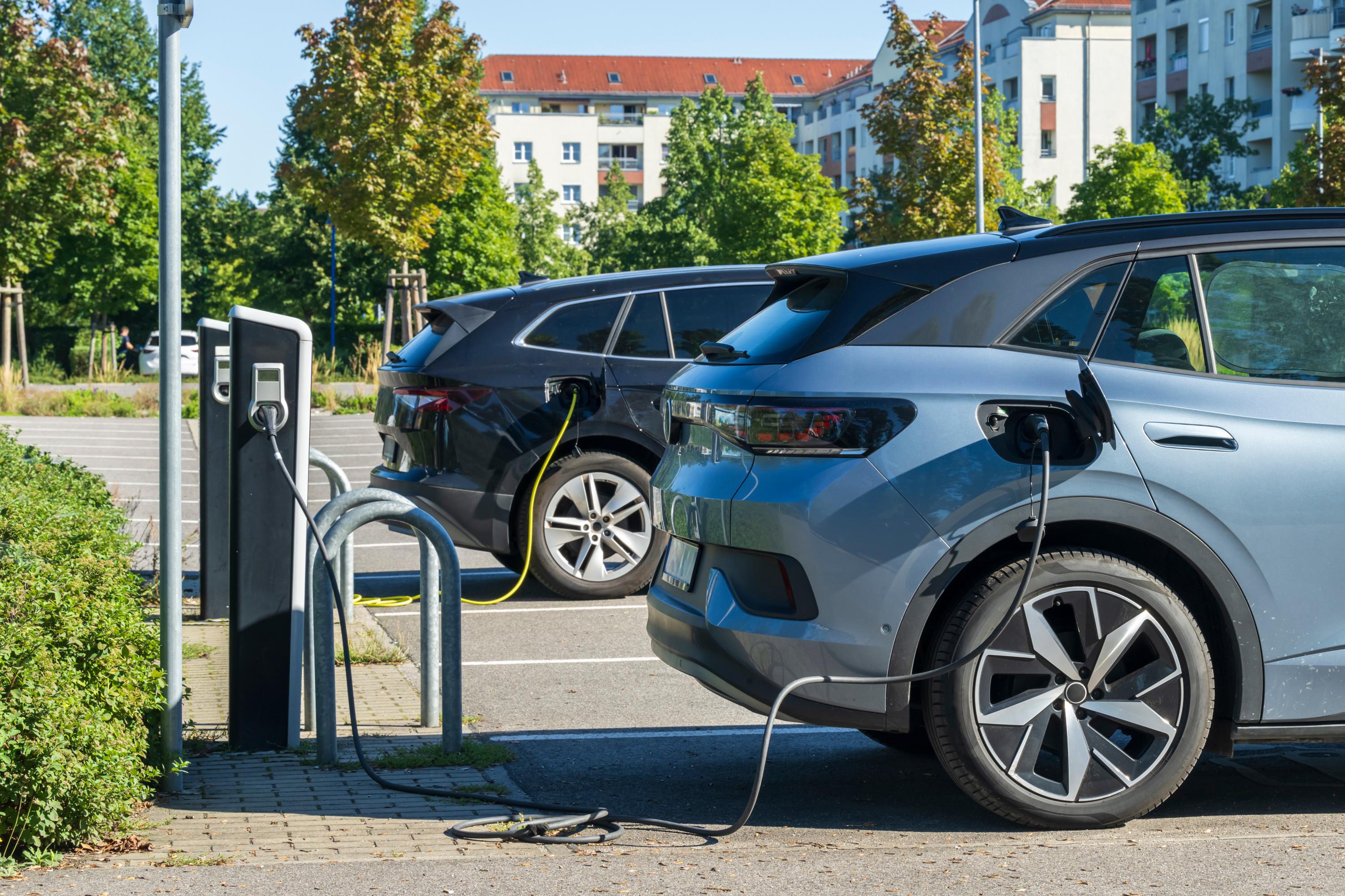 Automobile: les voitures électriques en passe de transformer le marché de la réparation, selon une étude