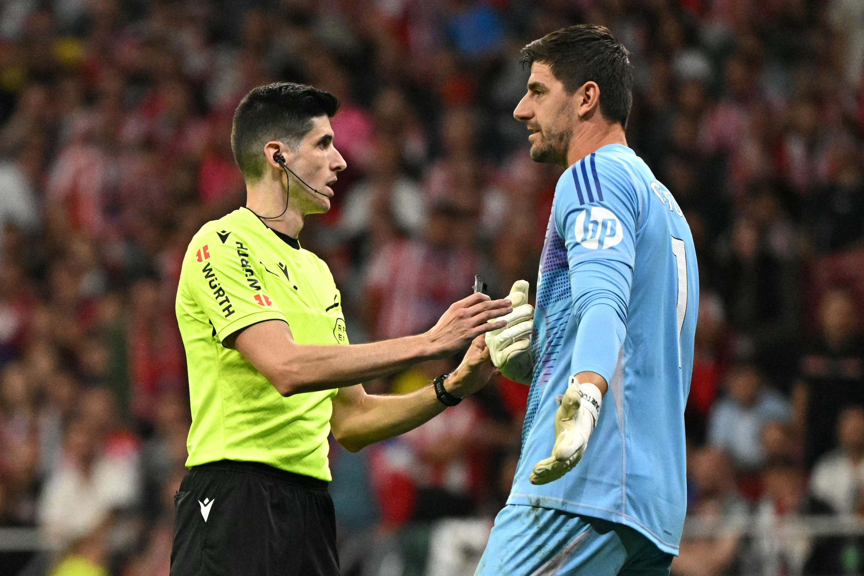 Atlético-Real Madrid : le match suspendu 10 minutes après un jet de projectile sur Courtois