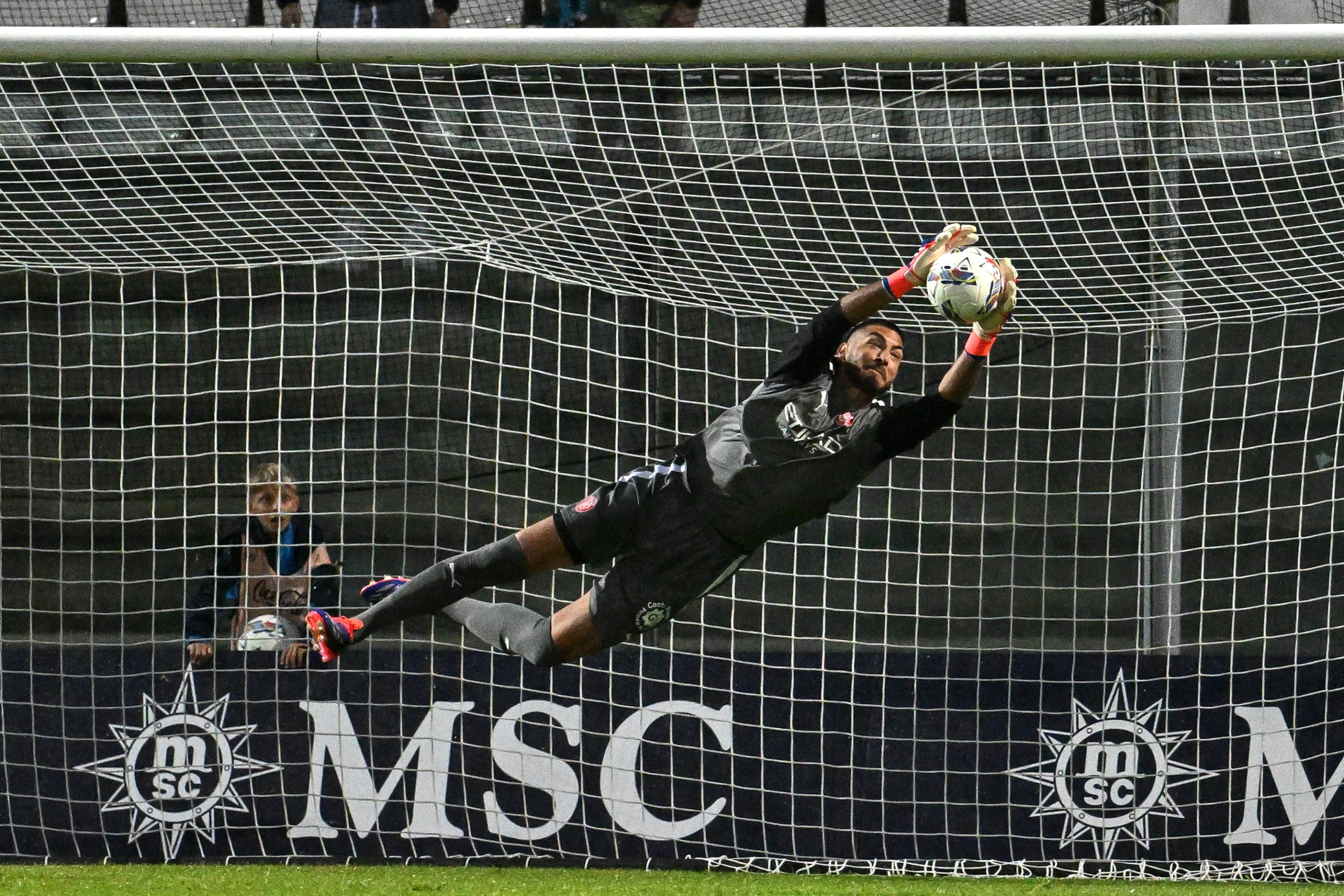 Foot : il arrête trois penaltys en un match pour offrir la victoire à son équipe