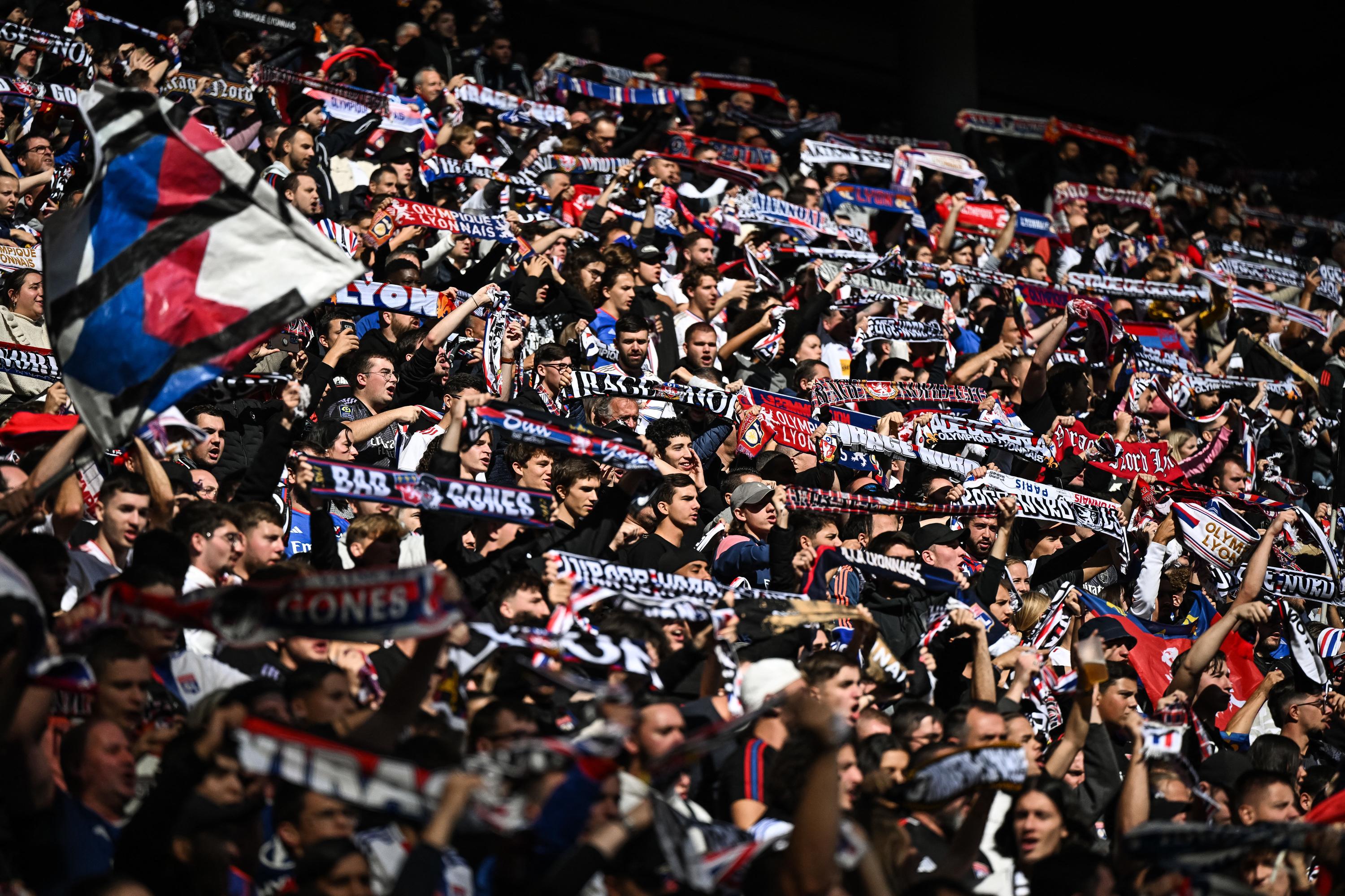 Foot : des violences éclatent entre supporters à Lyon, la préfecture et l'OL condamnent les violences