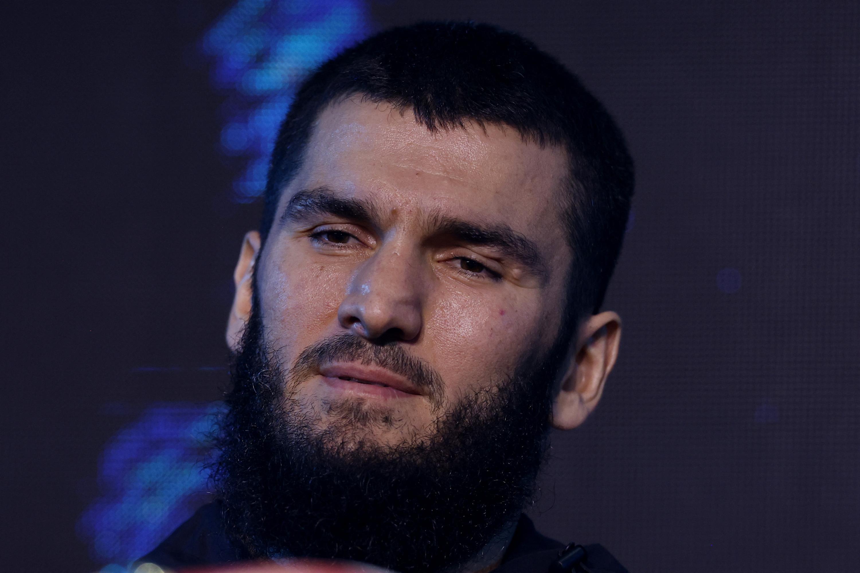 Boxe : le Canadien Beterbiev unifie la catégorie des mi-lourds en battant Bivol aux points