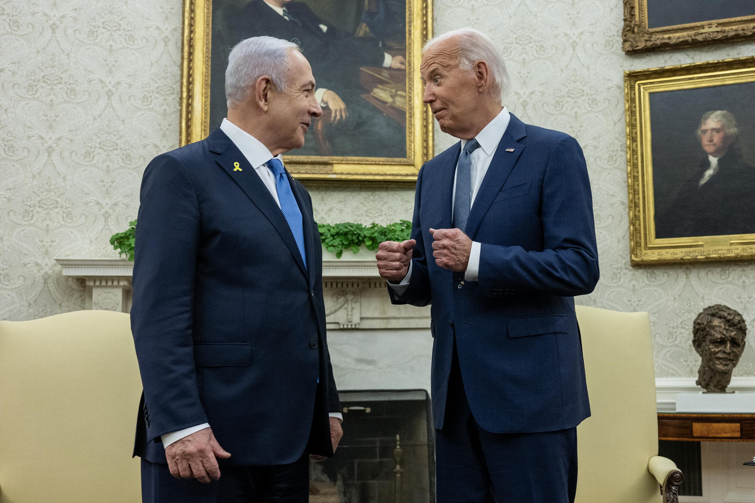 Tensions au Proche-Orient : Netanyahou a dit à Biden envisager de frapper des sites militaires iraniens, selon le Washington Post