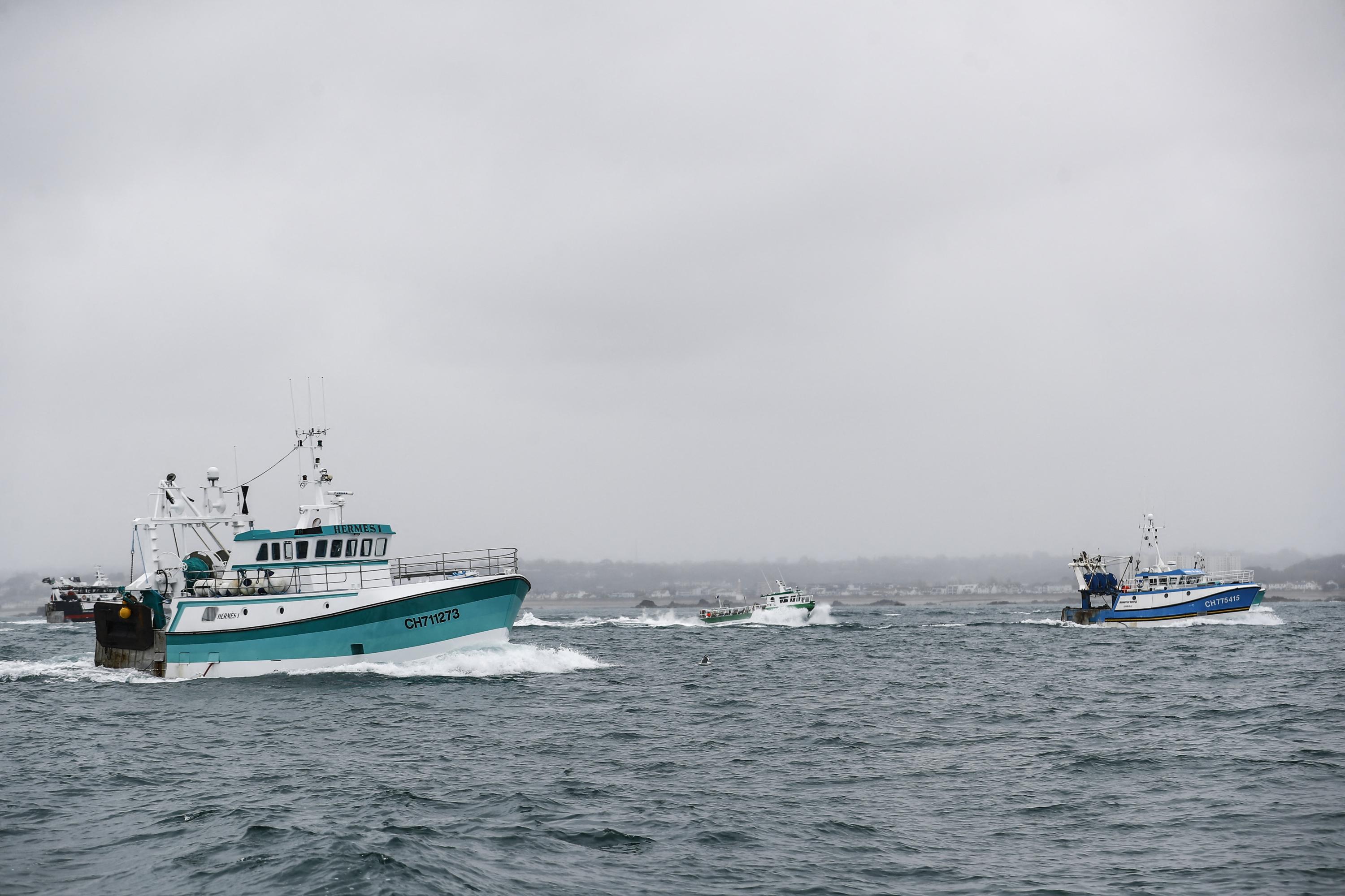 Des bateaux français et jersiais se rassemblent près de l'archipel des Minquiers et demandent à conserver leurs zones de pêche