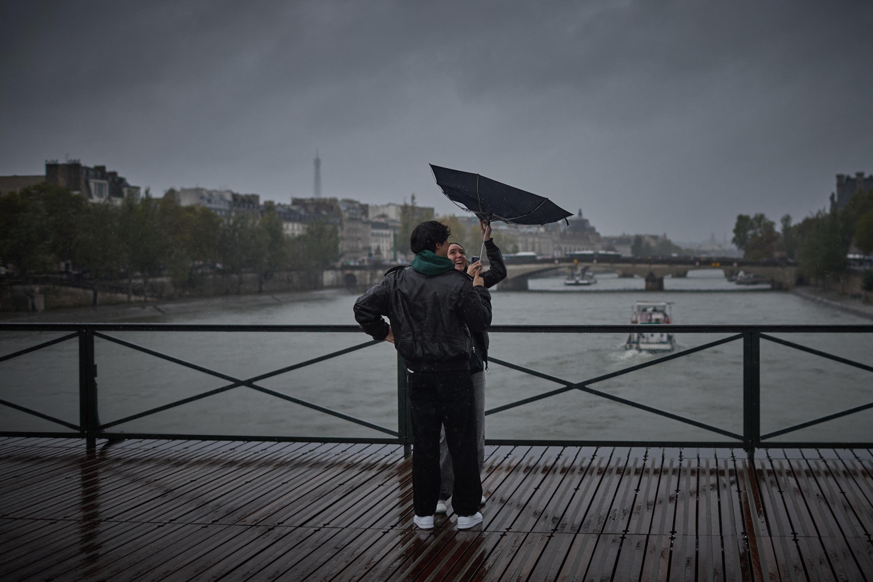 Intempéries : la pluie va-t-elle disparaître ce week-end ?