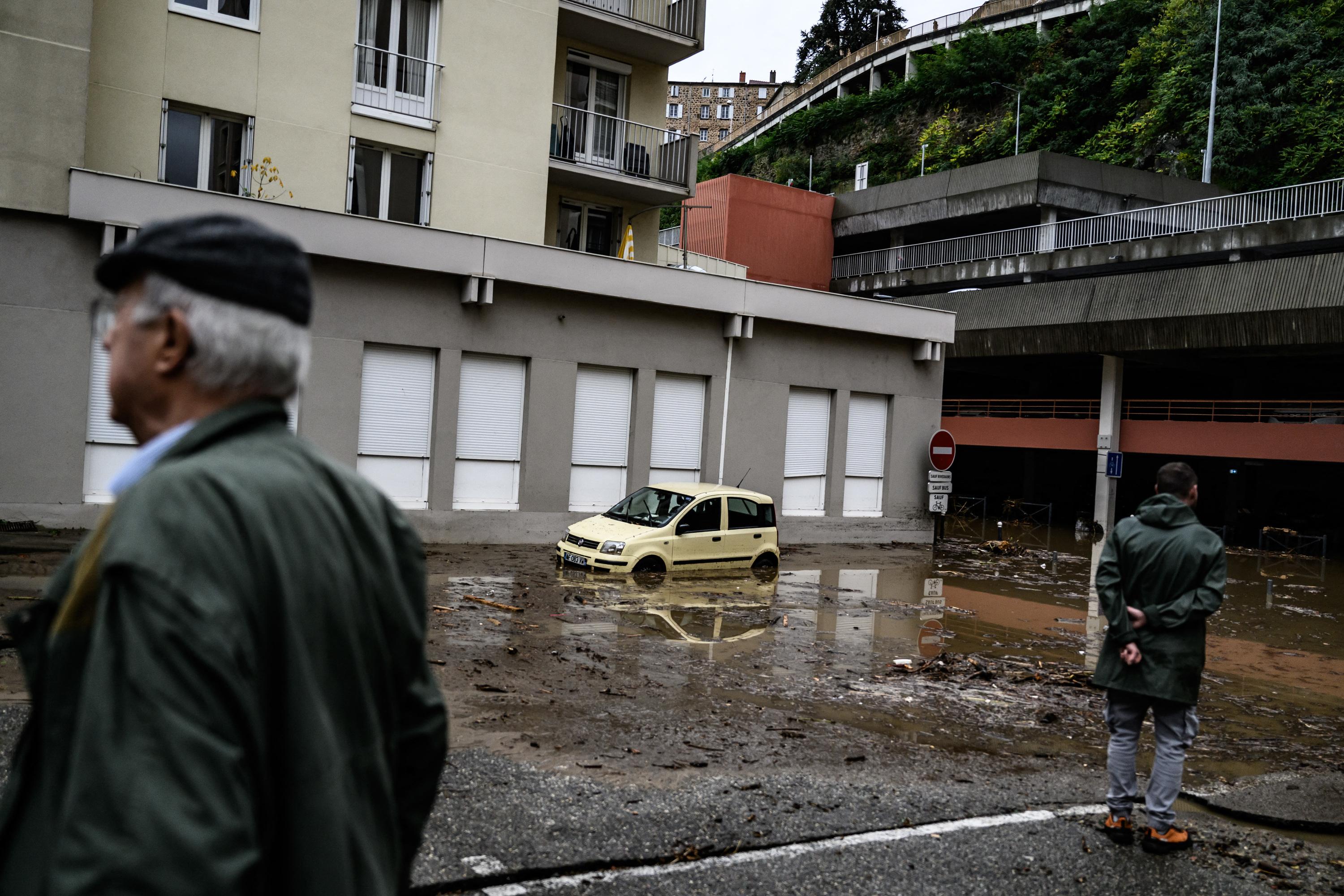 Inondations : une femme se tue en tombant dans un trou formé par les crues en Ardèche