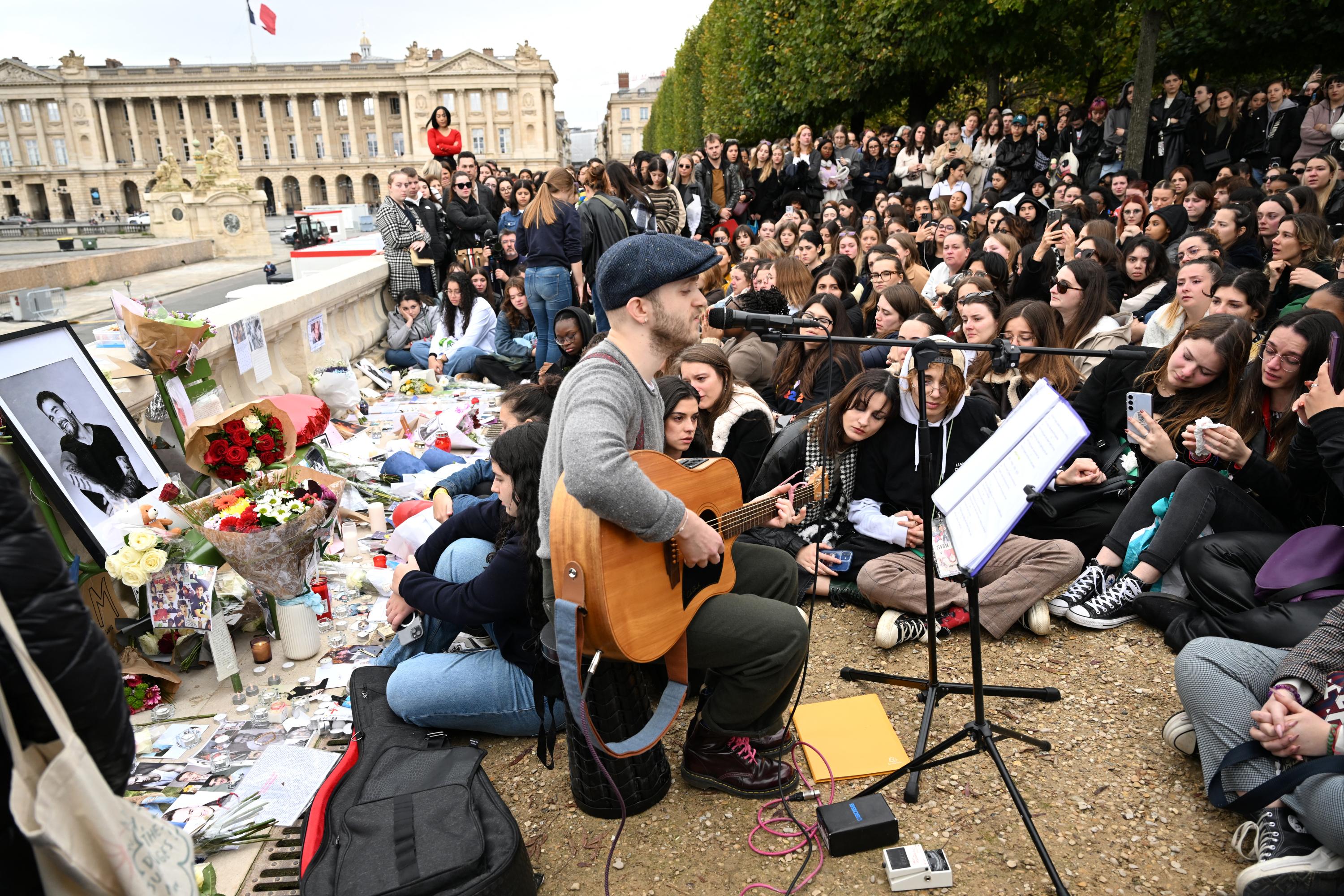 «Il m'apportait beaucoup de joie» : à Paris, des fans rendent hommage à Liam Payne, le chanteur qui a marqué leur enfance