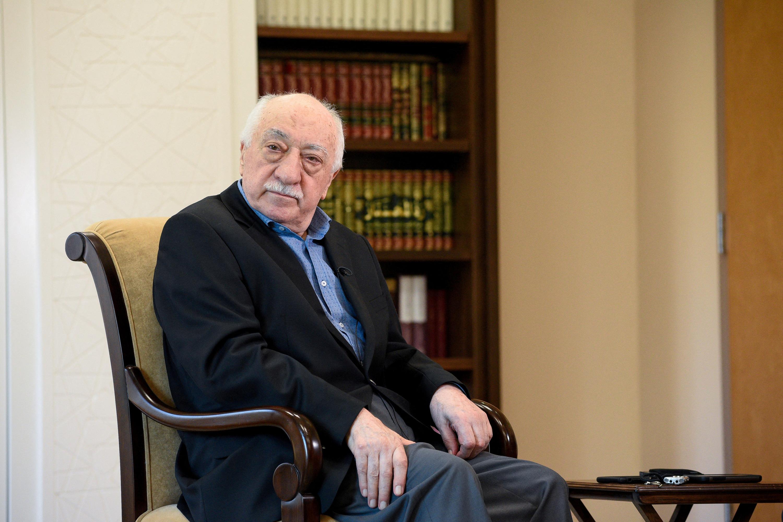 Tourné vers l'Occident, à la tête d'un «État parallèle»...Qui était Fethullah Gülen, «l'ennemi juré» d'Erdogan ?