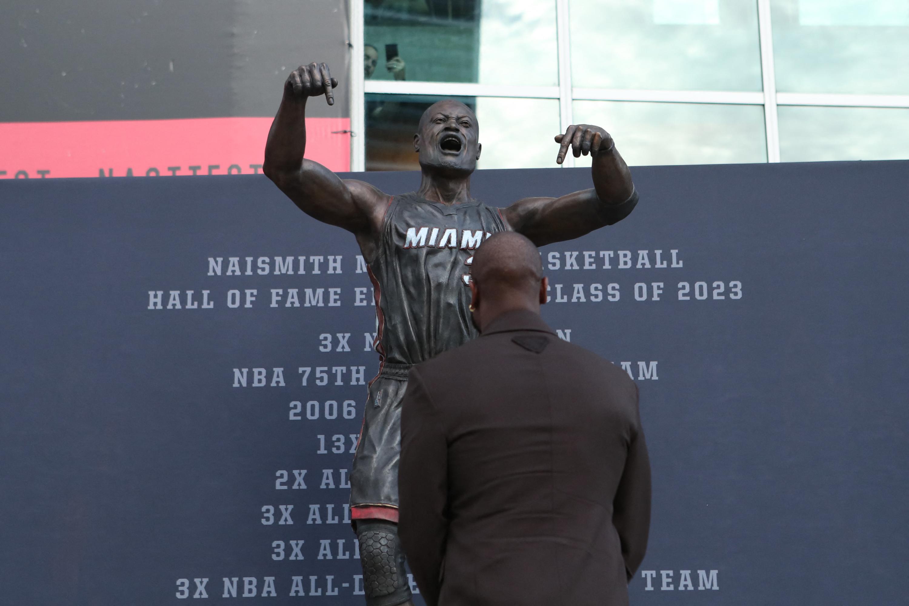 NBA&nbsp;: jugée peu ressemblante, une statue de Dwyane Wade tournée en dérision par des fans