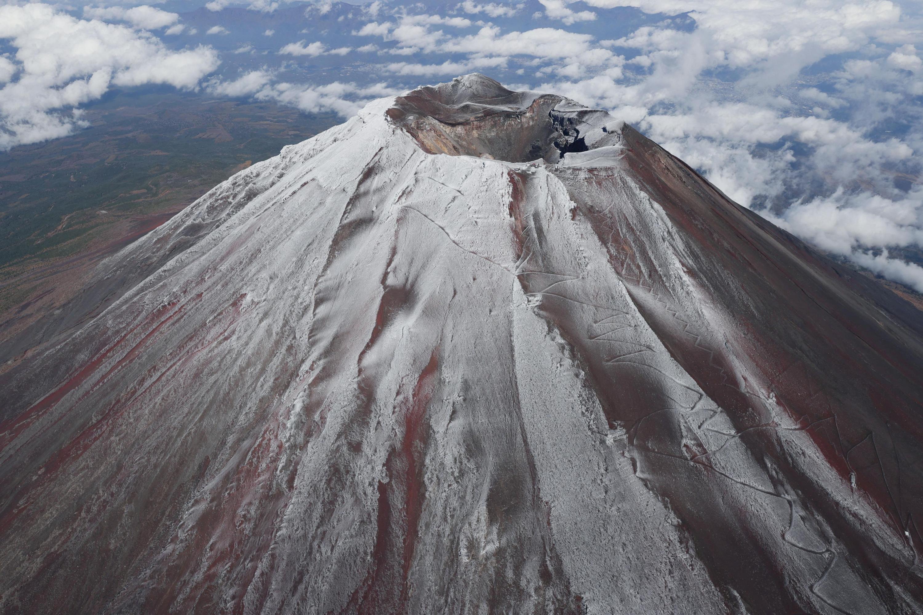 Japon : premières neiges sur le Mont Fuji, les plus tardives jamais vues