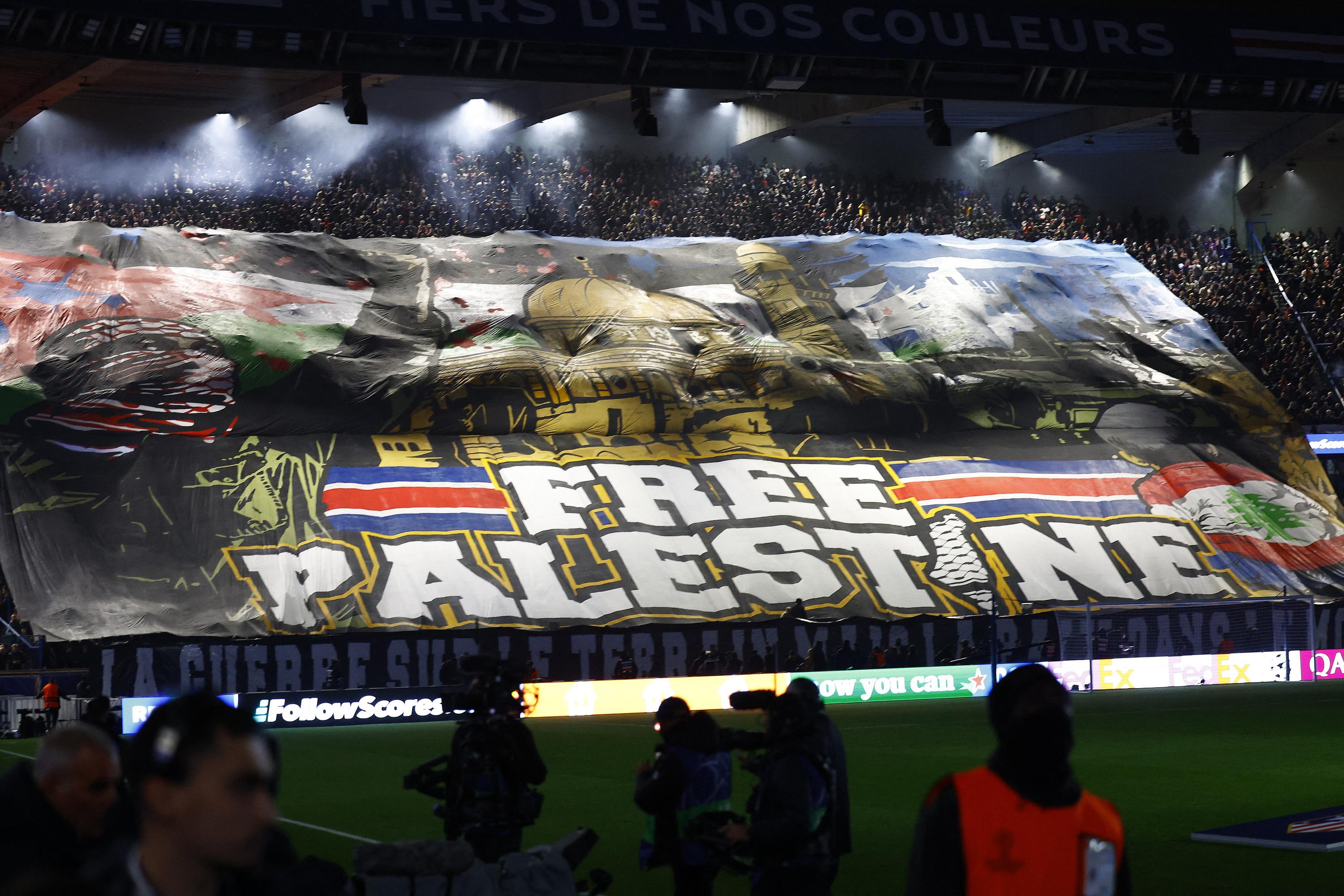 Banderole «Free Palestine» : les dirigeants du PSG et de la FFF convoqués au ministère de l’Intérieur pour «s’expliquer»