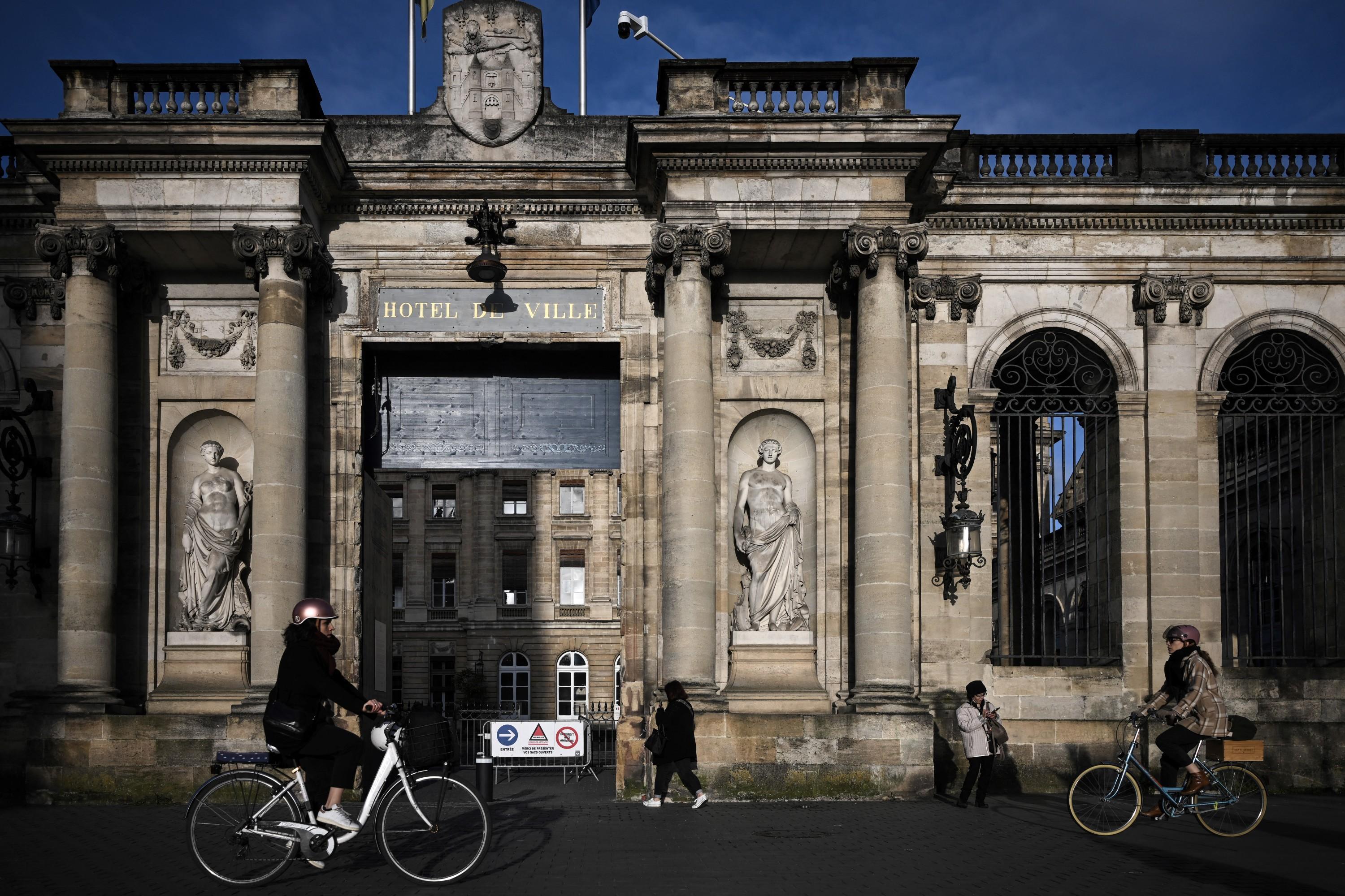 Absentéisme, retards de paiement, subventions nébuleuses : la situation financière de la ville de Bordeaux passée au crible