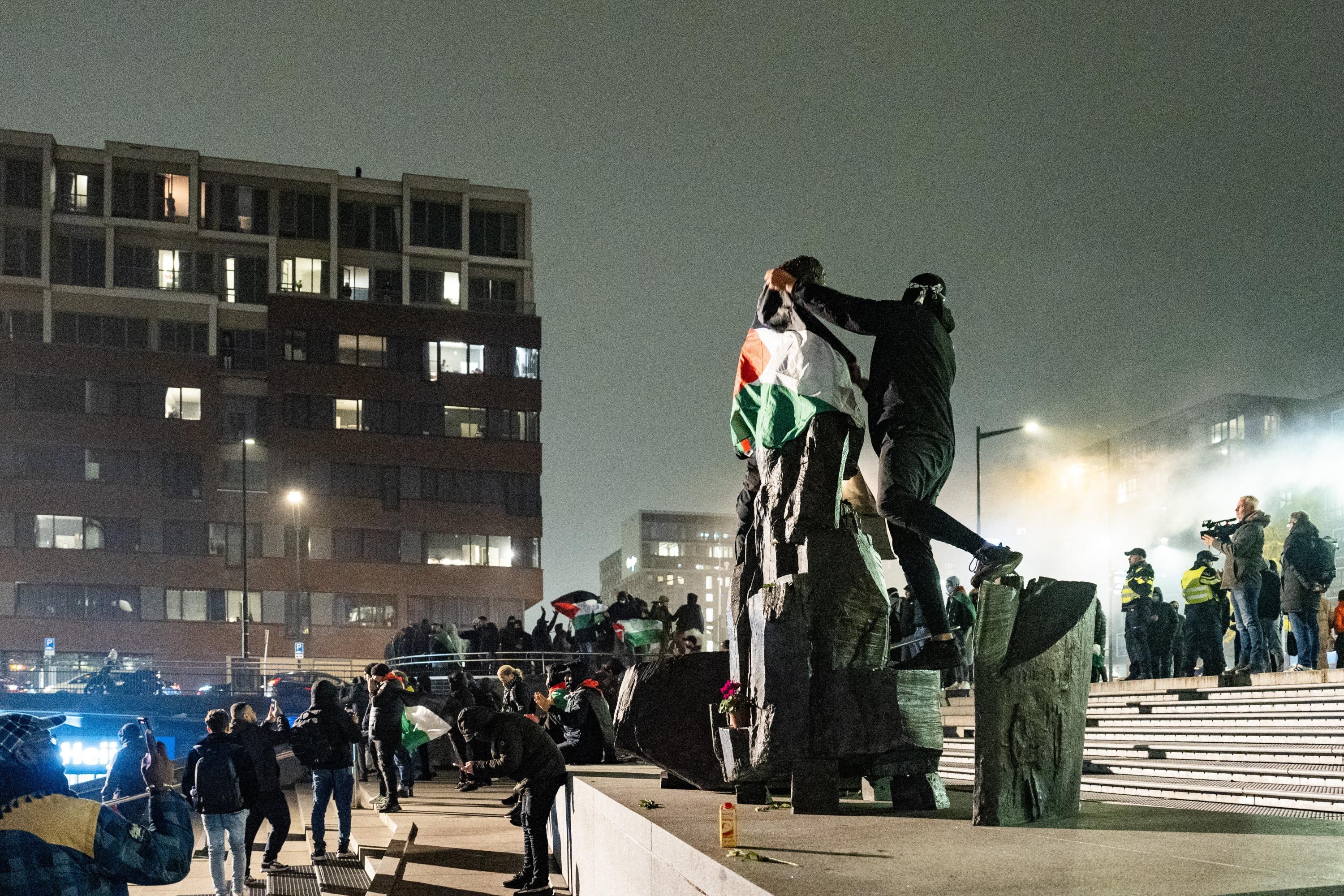 «Attaques ignobles», «images terribles» : tollé international après l’agression de supporters israéliens à Amsterdam