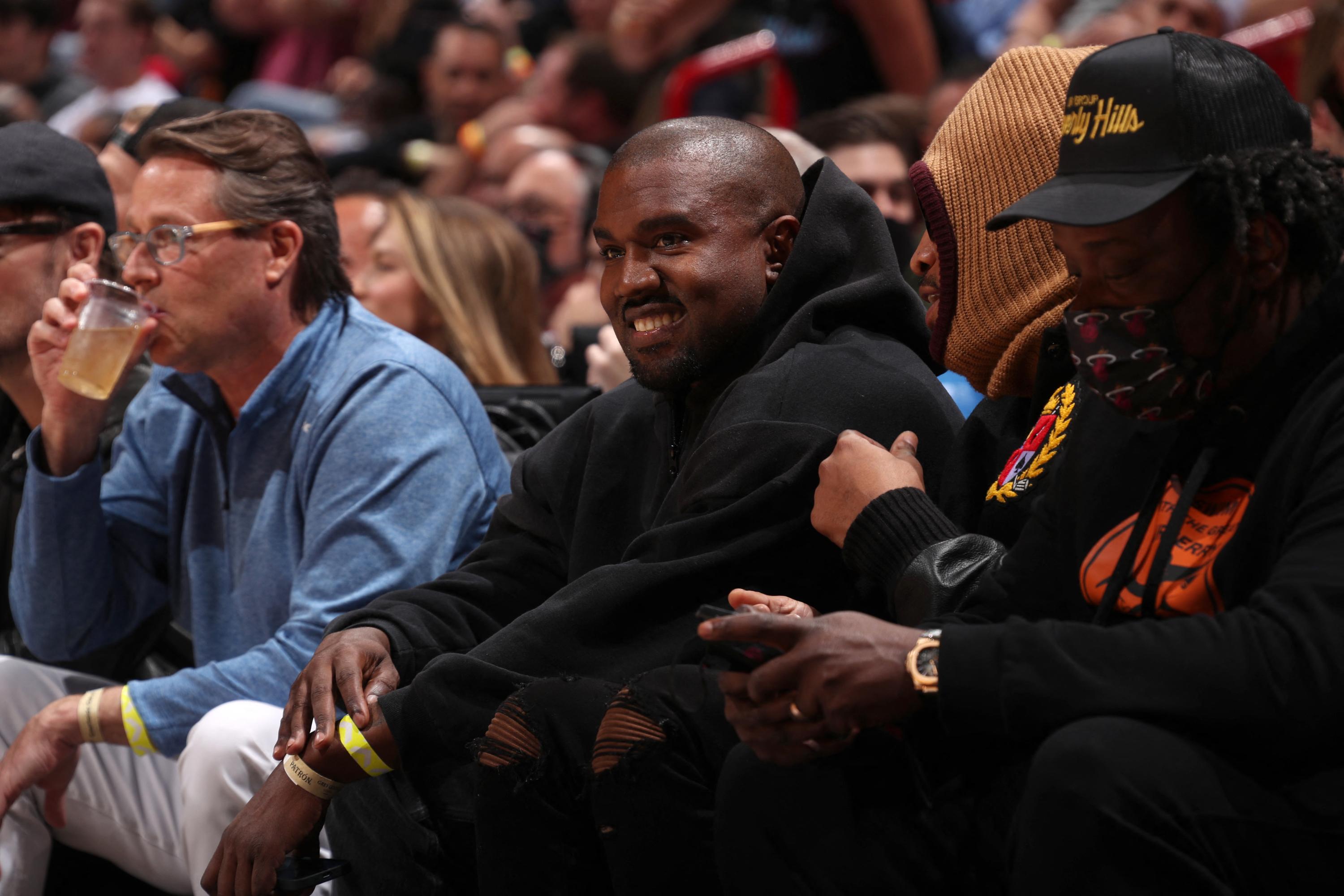 Kanye West prétend que «les Juifs contrôlent les Kardashian», selon une nouvelle plainte