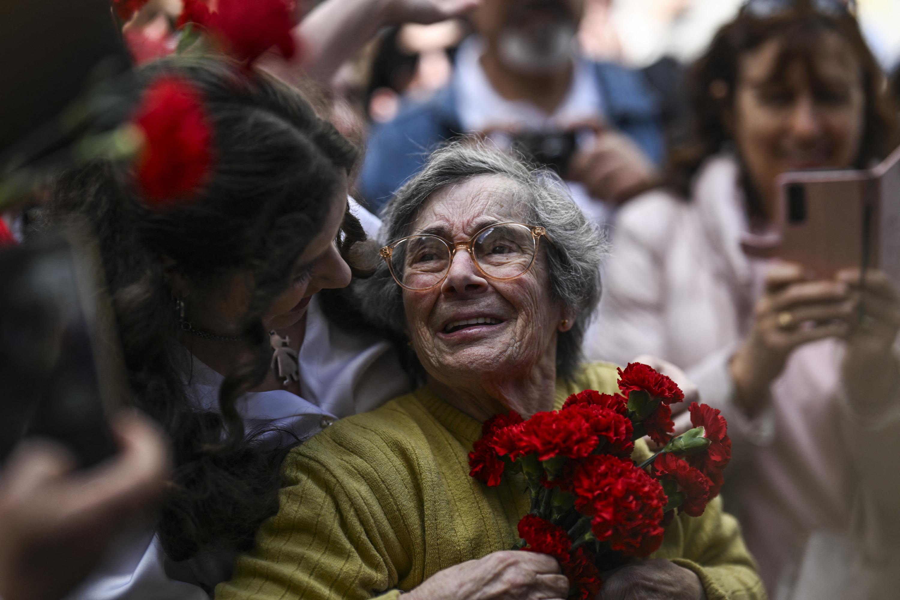 Portugal : la «dame aux œillets», symbole de la révolution de 1974, est décédée