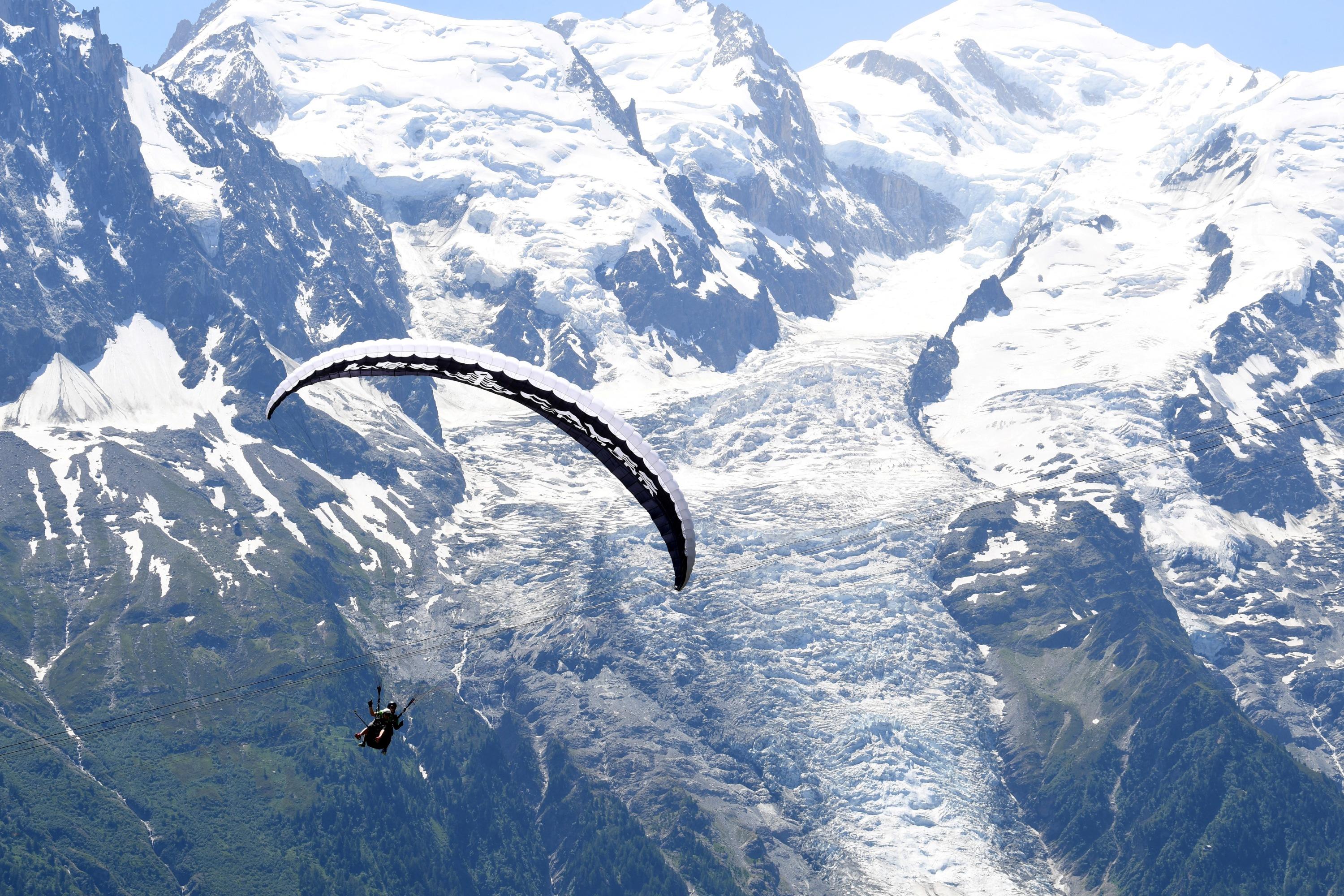 Mont-Blanc : un parapentiste meurt après son décollage de l’Aiguille Verte