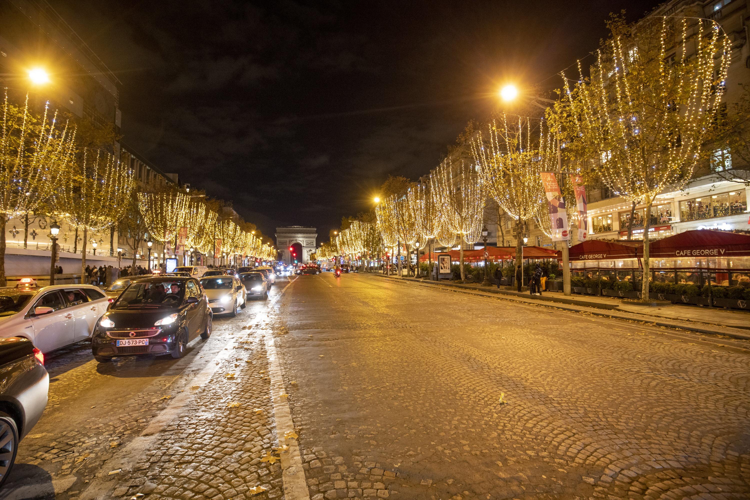 Après la Vasque Olympique, EDF illumine les décorations de Noël